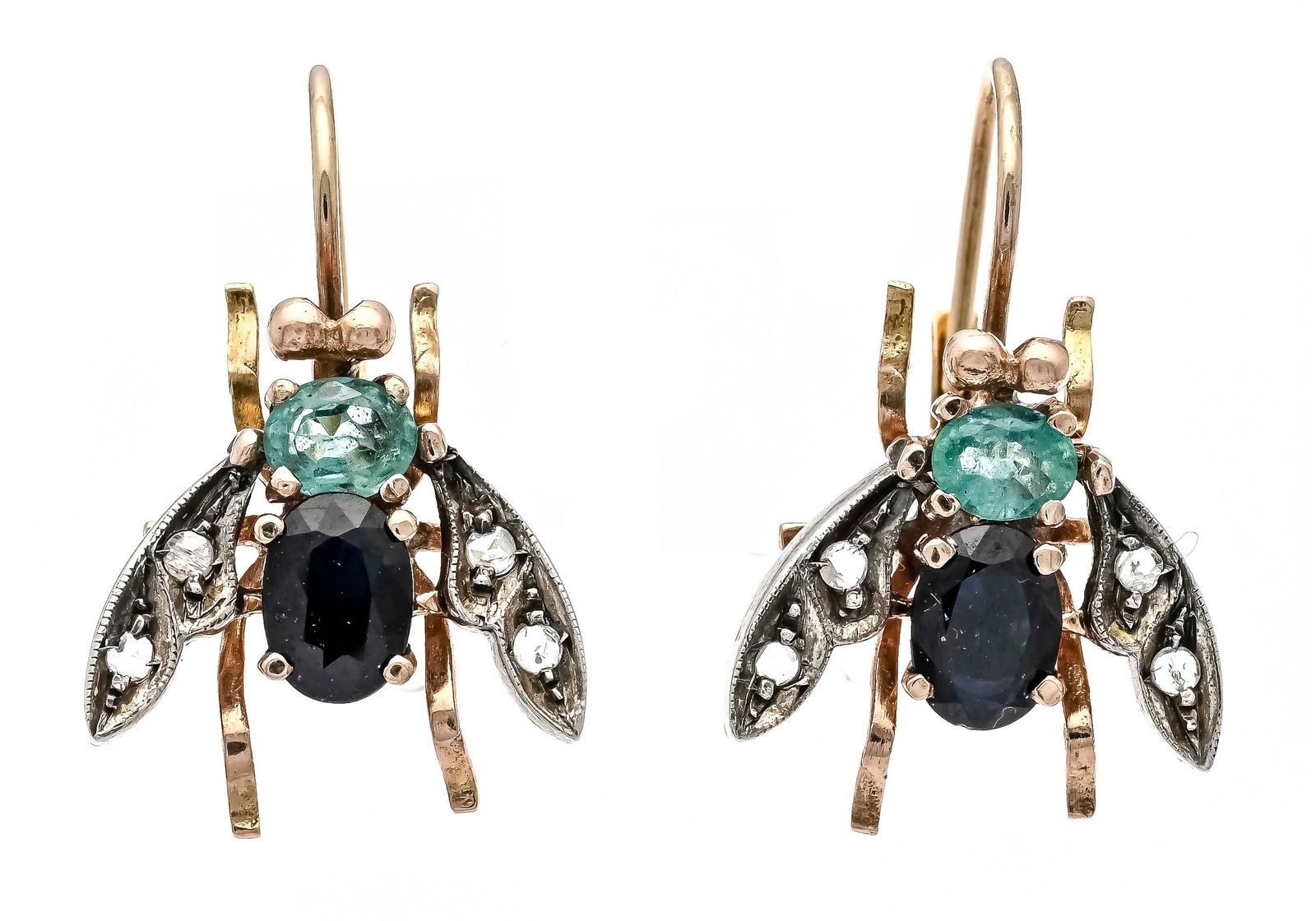 Motif earrings Italy RG 375/000 a: Motif earrings Italy RG 375/000 and silver in the shape of 2 bees set with 2 oval faceted emeralds 5.0 x 3.6 mm in a lighter green, with very few internal features, 2 oval faceted sapphires 6.4 x 5.2