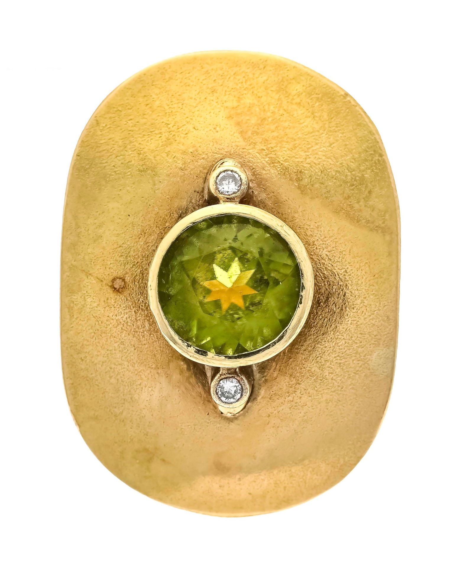 Single shield ear clip GG 750/000: Single shield ear clip GG 750/000 matted, with a round faceted peridot 8.8 mm and 2 brilliant-cut diamonds, total 0.03 ct W/PI, l. 30 mm, 8.7 g