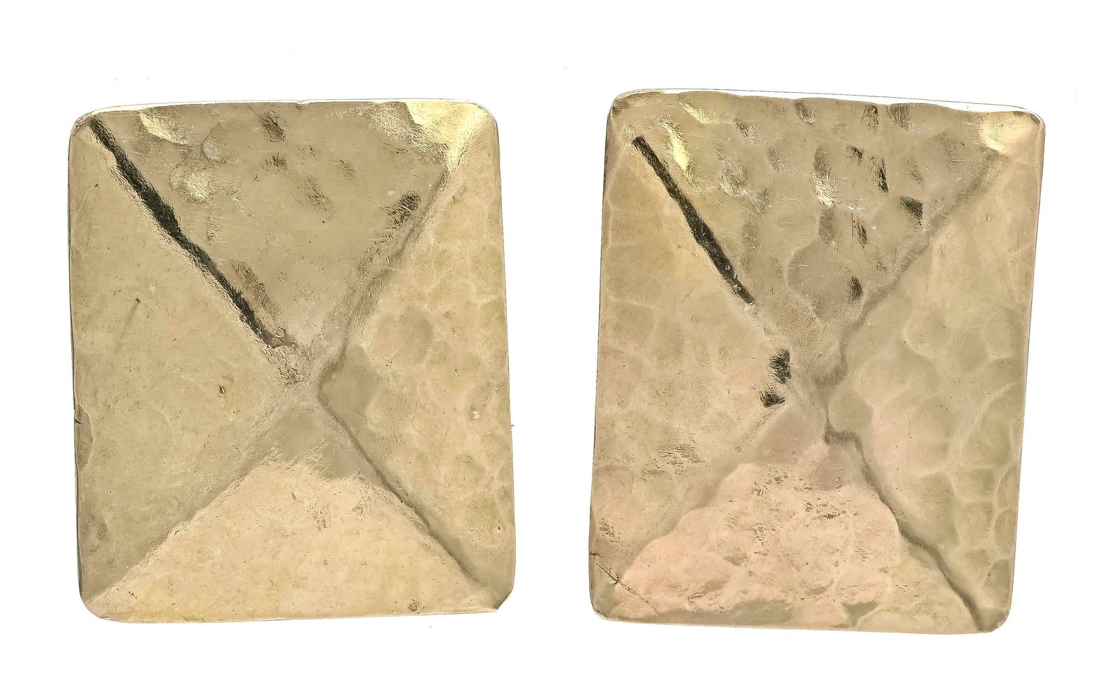 Shield ear clips GG 585/000 in fl: Shield ear clips GG 585/000 in flat rectangular pyramid shape with hammered finish, l. 28 mm, goldsmith's handiwork, 13.6 g