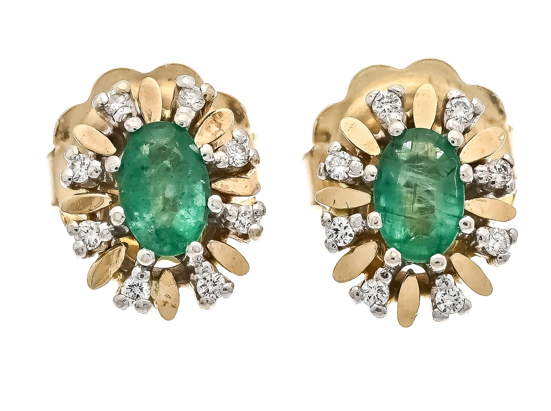Emerald diamond stud earrings GG/: Emerald diamond stud earrings GG/WG 585/000 with 2 oval faceted emeralds 6.2 x 4.1 mm in a lighter green, transparent with internal features and 16 brilliant-cut diamonds, total 0.11 ct W/SI, l. 11