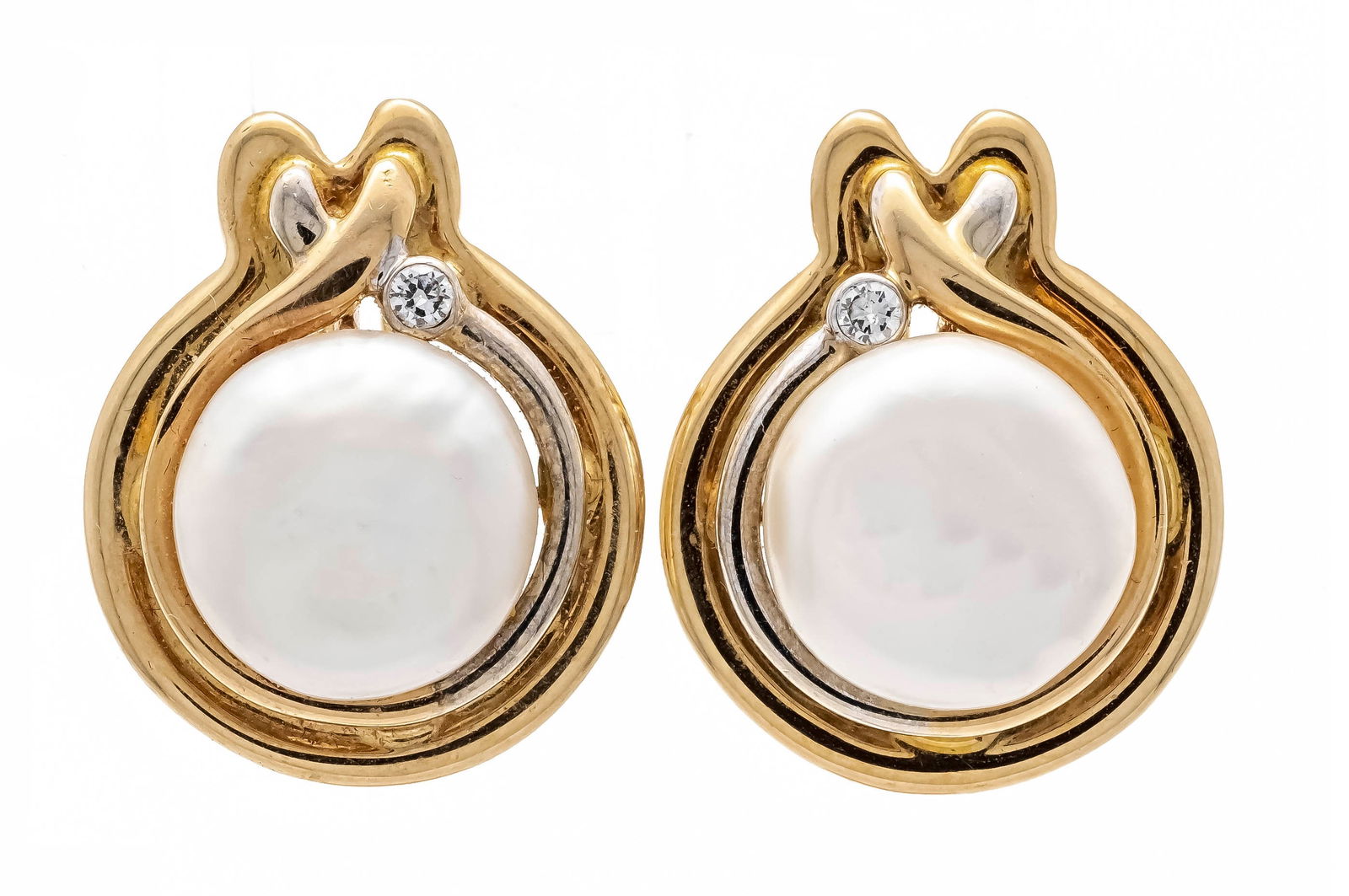 Pearl-brilliant ear clips GG/WG 5: Pearl-brilliant ear clips GG/WG 585/000 with 2 bouton-shaped white freshwater pearls 12.5 mm and 2 brilliant-cut diamonds, total 0.06 ct W/SI, l. 23.5 mm, 12.1 g