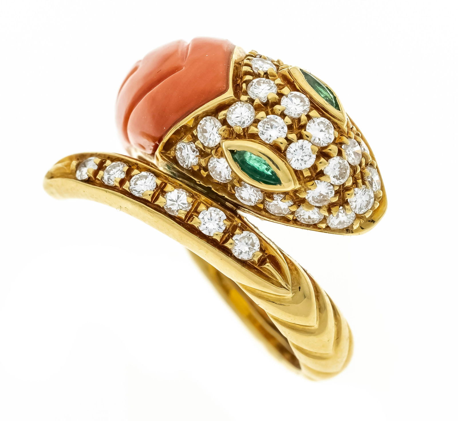 Snake ring GG 750/000 with carved: Snake ring GG 750/000 with carved coral 17.5 x 9.0 mm in salmon pink and 2 faceted emerald navettes 3.5 x 1.5 mm and 30 brilliant-cut diamonds, total 0.60 ct TW/VVS-VS, RG 53, 7.9 g