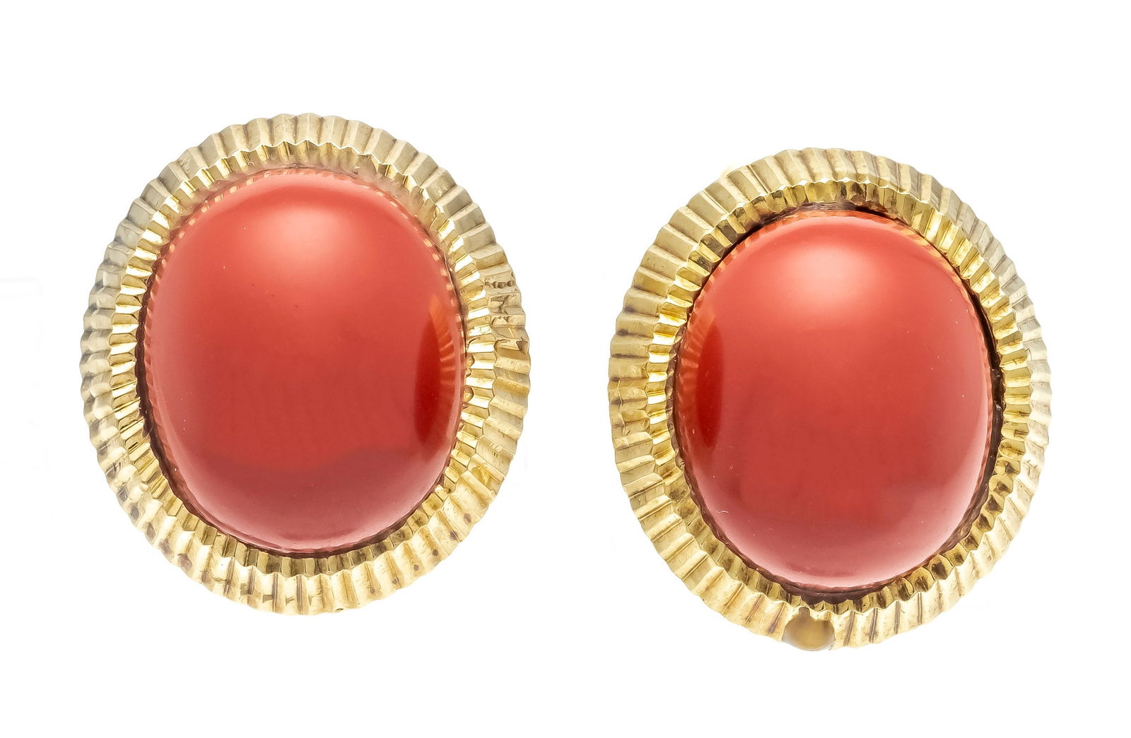 Coral earrings, GG 720/000, unmar: Coral earrings, GG 720/000, unmarked, tested, with 2 oval coral cabochons 12 x 10 mm, possibly imitations, minimal adhesive residue, l. 16 mm, 3.9 g