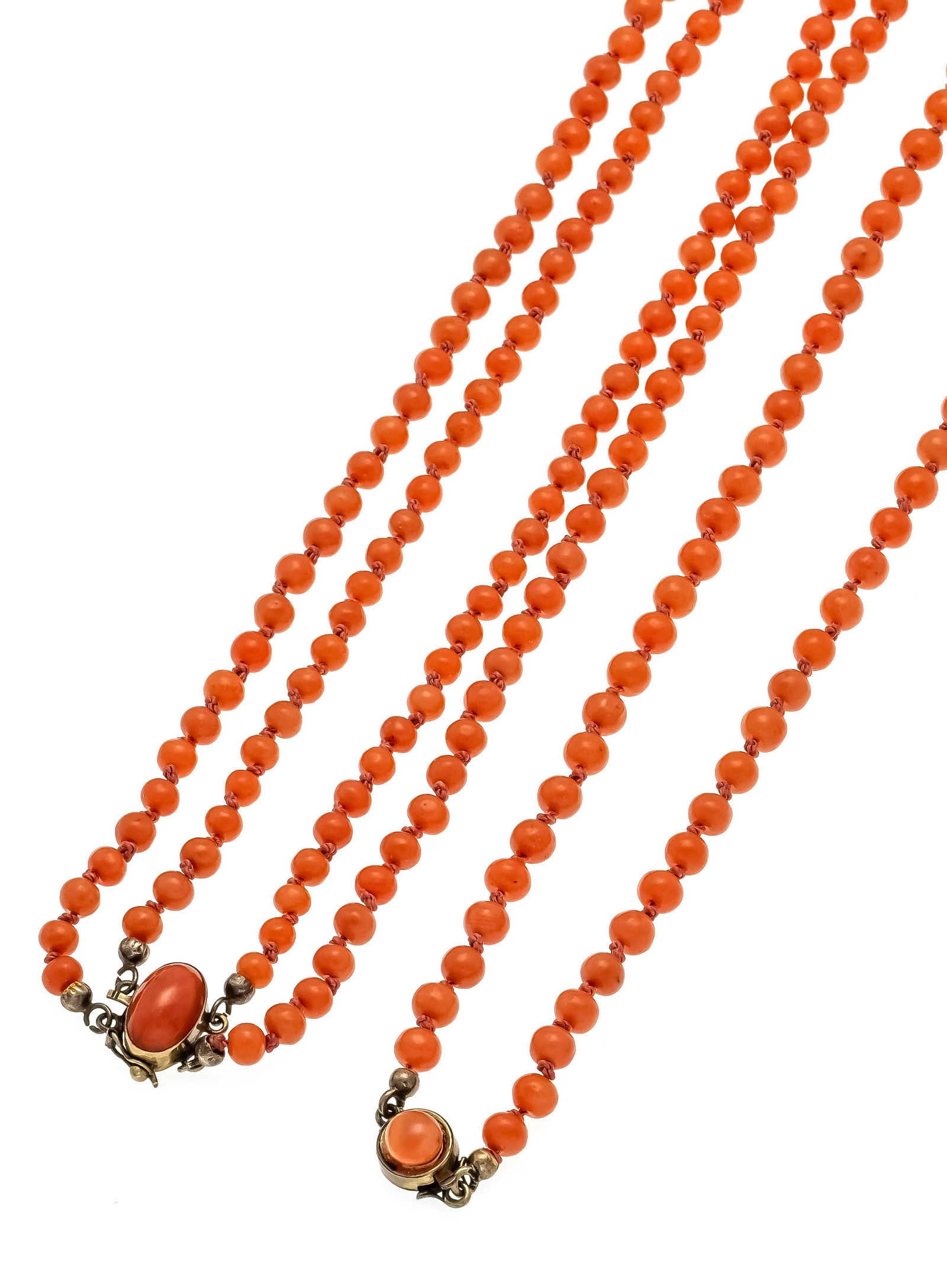 2 coral necklaces with doublé box: 2 coral necklaces with doublé box clasps, each set with a coral cabochon 11 x 7 and 5.5 mm, one clasp with SI eight, strands of coral beads 8 - 4.5 mm in salmon-orange, l. double-row 49 and