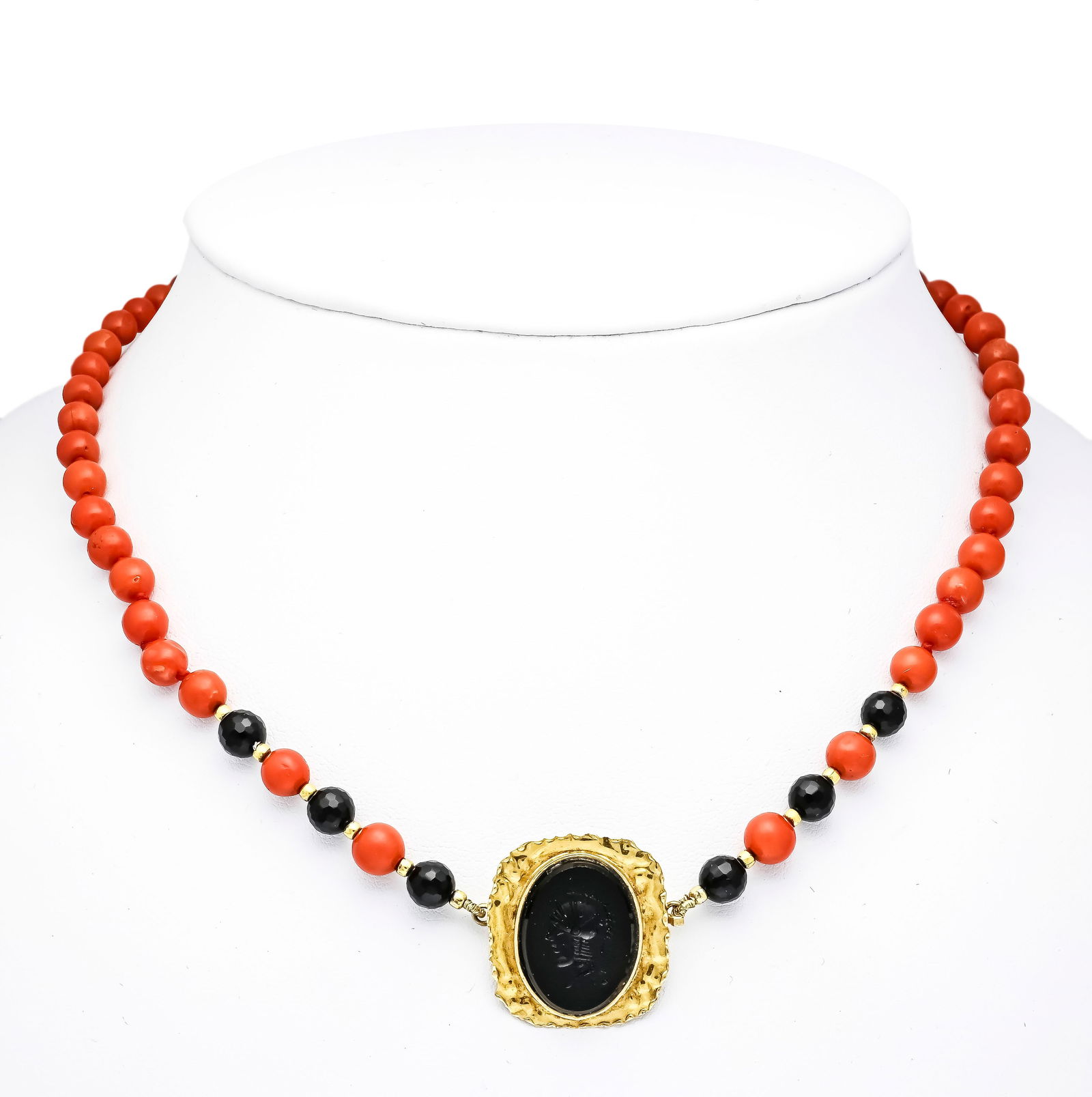 Coral onyx necklace with box clas: Coral onyx necklace with box clasp GG 750/000 set with an oval onyx gem set with a fine relief in the shape of a knight's head 22 x 14 mm, strand of coral beads 6.8 - 5.8 mm in salmon orange, 6