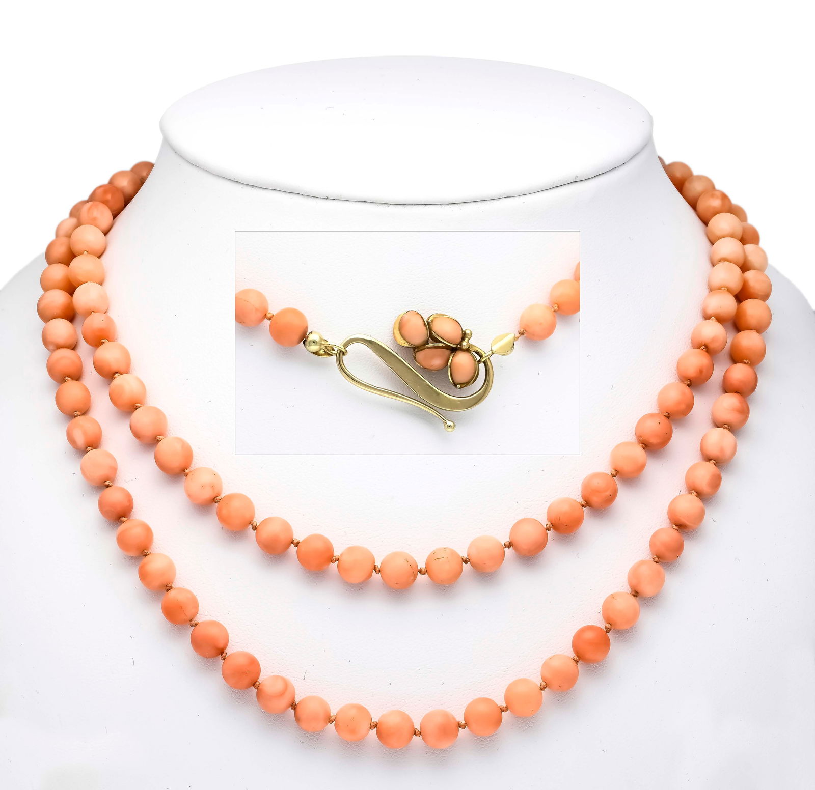 Angel skin coral necklace with fl: Angel skin coral necklace with floral design hook clasp GG 585/000 L. 31 mm, set with 8 oval coral cabochons 7 x 5 mm, strand of coral beads 7.5 mm in marbled pink - salmon pink, l. 102 cm, 69.0 g