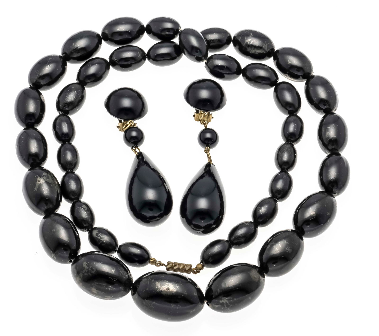 2-piece bakelite set, circa 1920,: 2-piece bakelite set, circa 1920, with black bakelite olives and 2 drop-shaped and round bakelite elements, 39 x 20 - 9.5 mm, necklace with screw clasp, l. 75.5 cm, ear clips l. 81 mm, 95.7 g