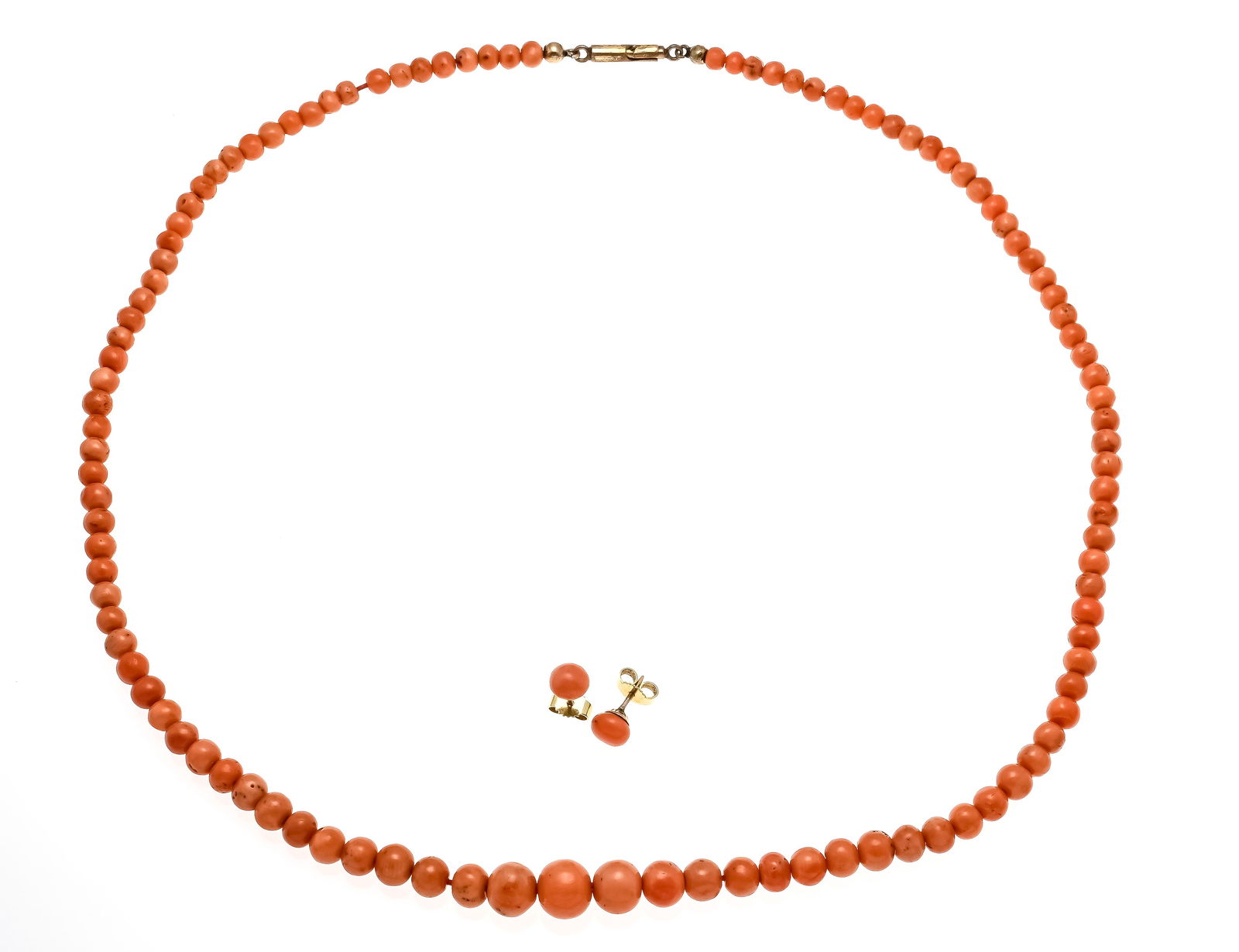 2-piece coral set with coral sphe: 2-piece coral set with coral spheres 9 - 4 mm and 2 boutons 6 mm in salmon orange - pink, ear studs GG 585/000 1.0 g, necklace with bayonet clasp doublé, l. 49 cm, 20.1 g