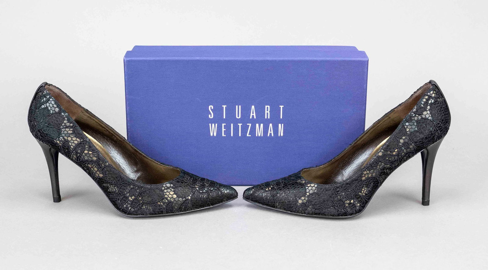Stuart Weitzman, high heel pumps,: Stuart Weitzman, high heel pumps, bronze-colored smooth leather with black lace trim and other materials, pointed toe, heel height approx. 9.5 cm, size 38, incl. OK, minimal signs of wear