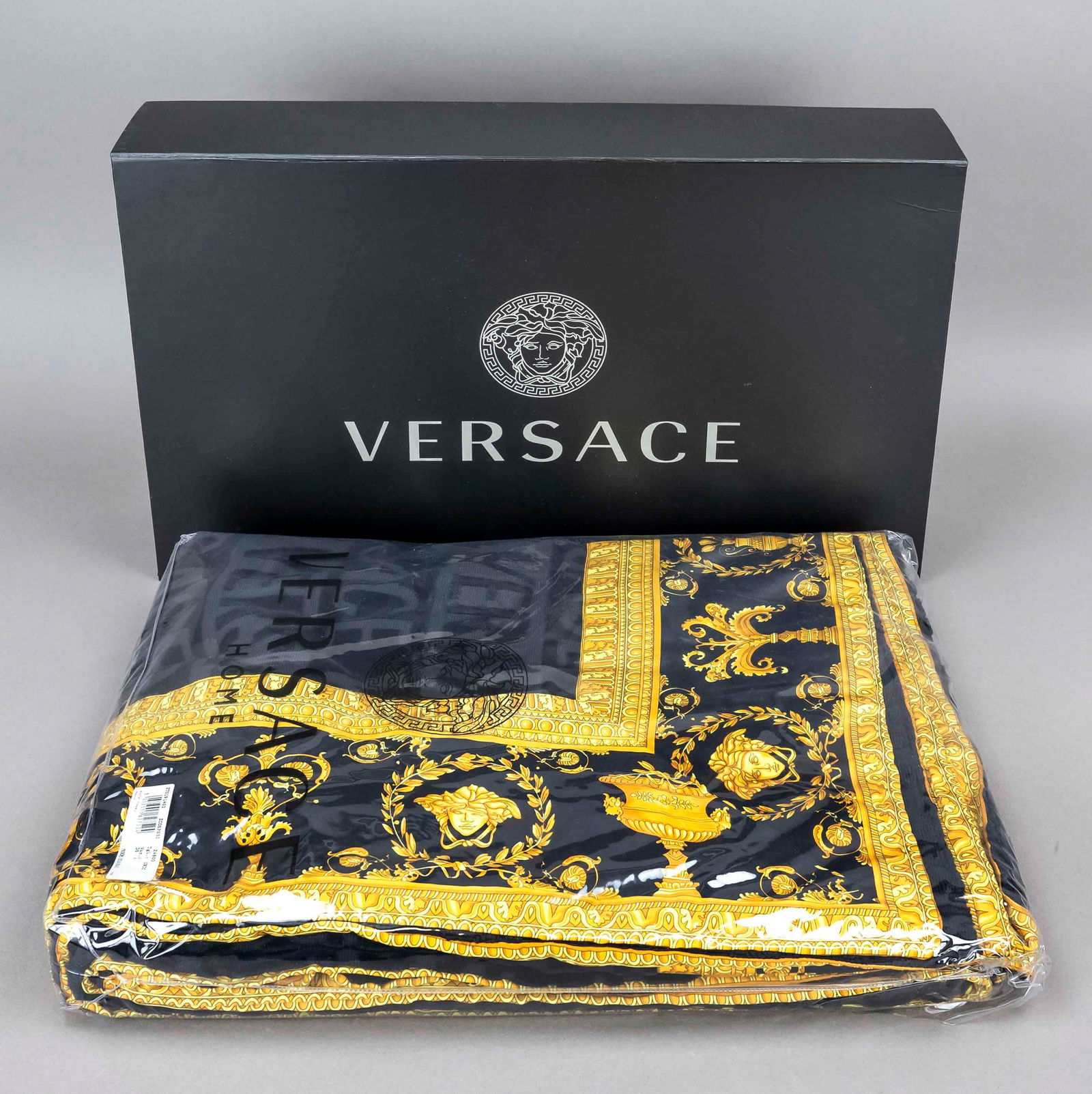 Gianni Versace, bath towel, luxur: Gianni Versace, bath towel, luxurious large bath towel made of black, soft cotton terry cloth with wide border in baroque print, Versace all-over motif, incl. original labels and OK, unused in foil, a