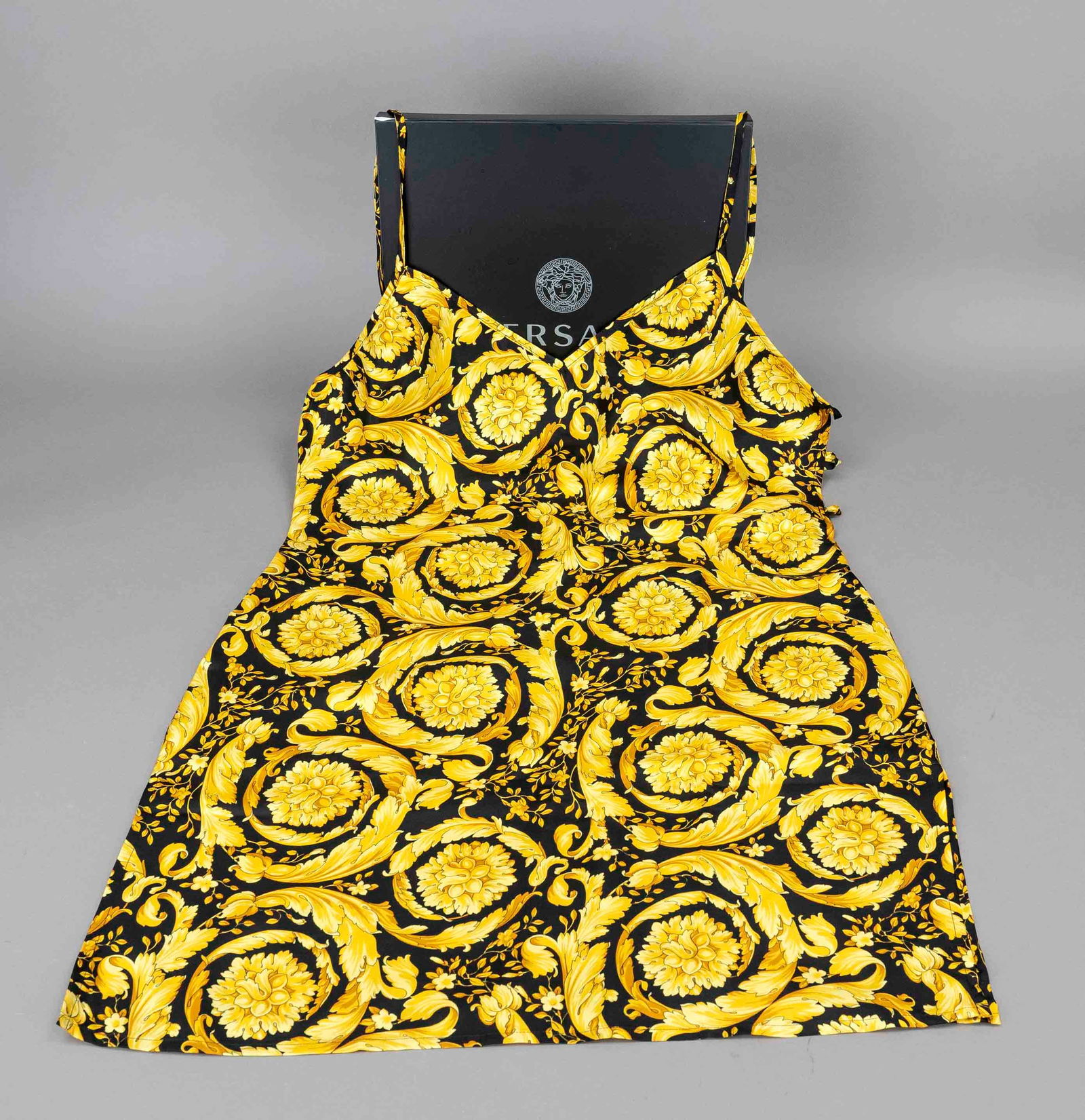 Gianni Versace, top / shirt / nig: Gianni Versace, top / shirt / nightgown, 100% silk in black with all-over baroque print, loose straight cut, thin adjustable straps, button placket on one side, side slits at bottom hem, incl. origina