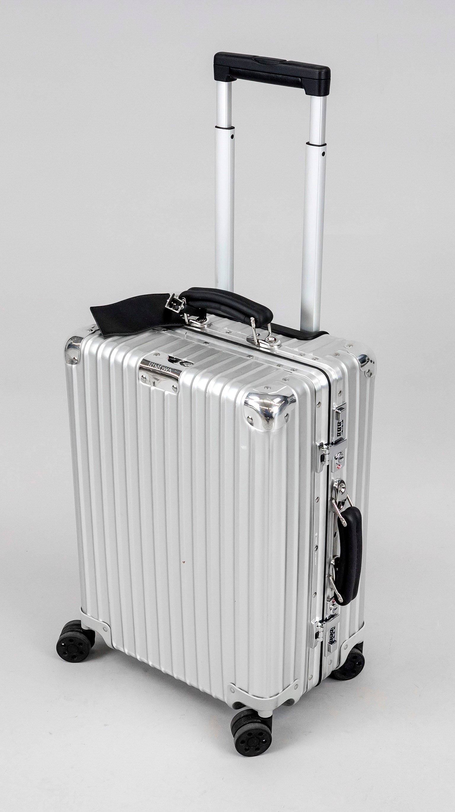 Rimova, Classic Cabin Silver Trol: Rimova, Classic Cabin Silver Trolley, anodized aluminium alloy with riveted corners and polished aluminium fittings, silver-coloured hardware, two black leather carrying handles and telescopic handle,