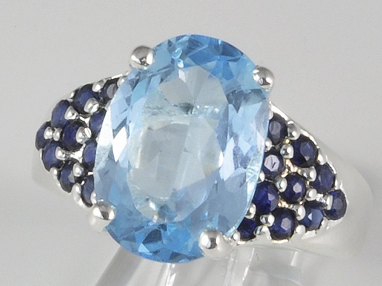 Rubin Ring 925/000 besetzt mit einem Rubin Cabochon 8 x: Rubin Ring 925/000 besetzt mit einem Rubin Cabochon 8 x 7 mm oval, Ringkopf 23 x 18 mm, RG 56, 10,3 g