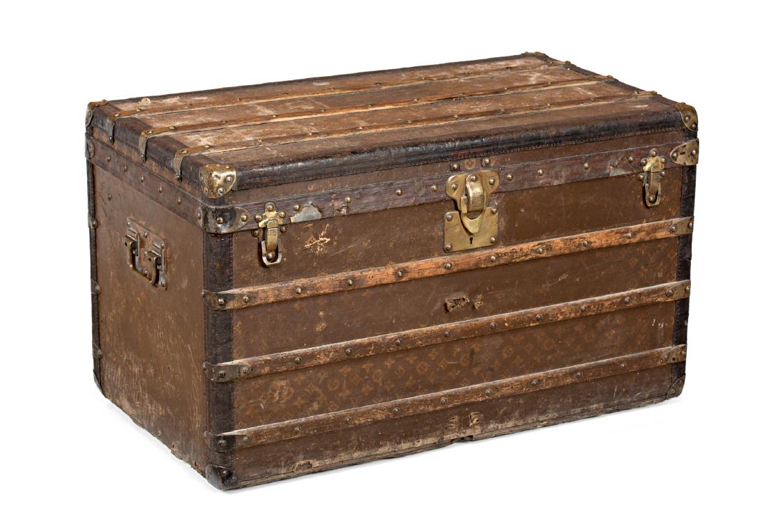 Louis Vuitton trunk in leather and wood with brass: Louis Vuitton trunk in leather and wood with brass applications, early 20th Century Serial number: 147596 54x90,5x52 cm