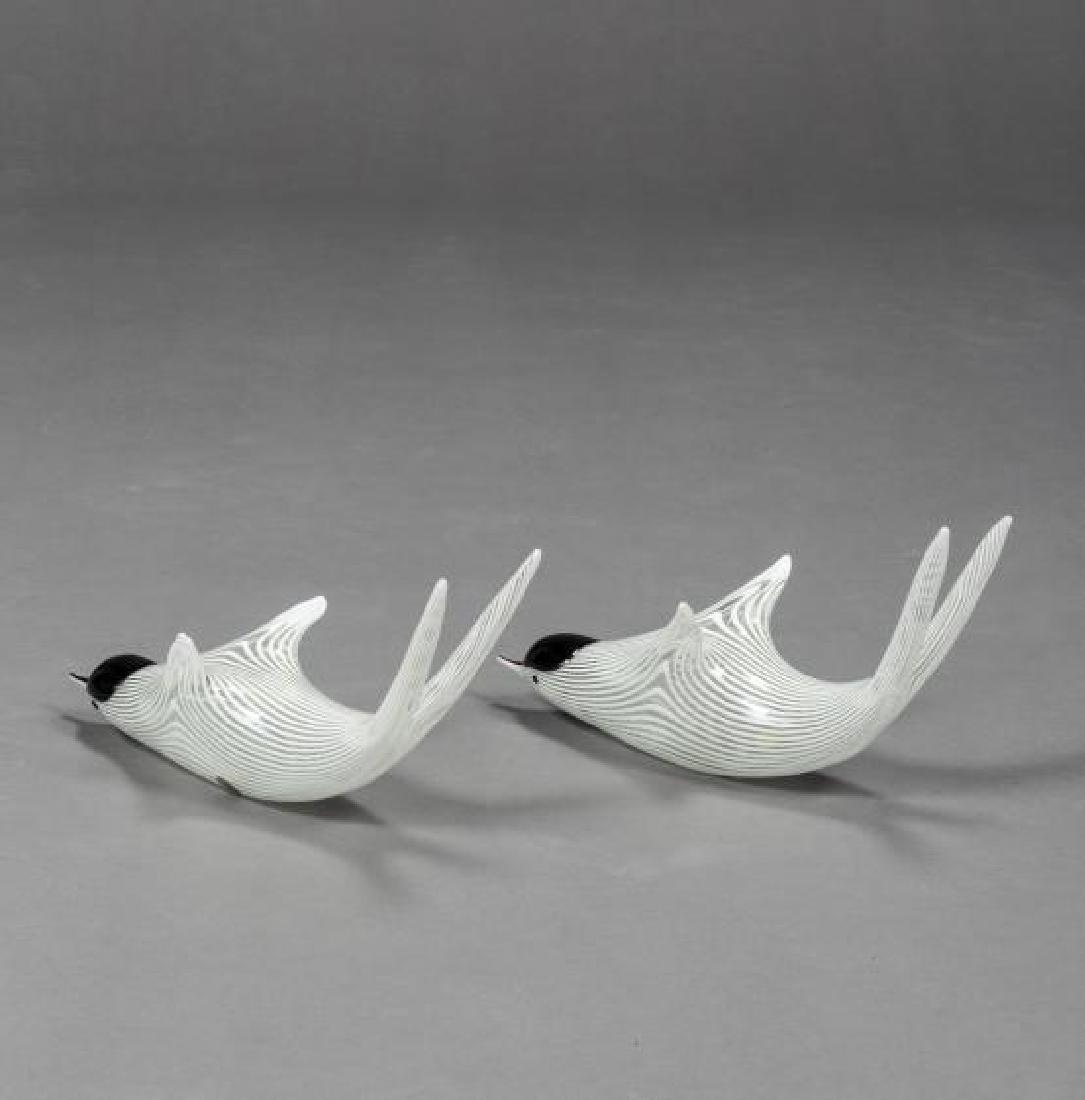 Pair of swallows in glass with white threads and black (1 of 4)