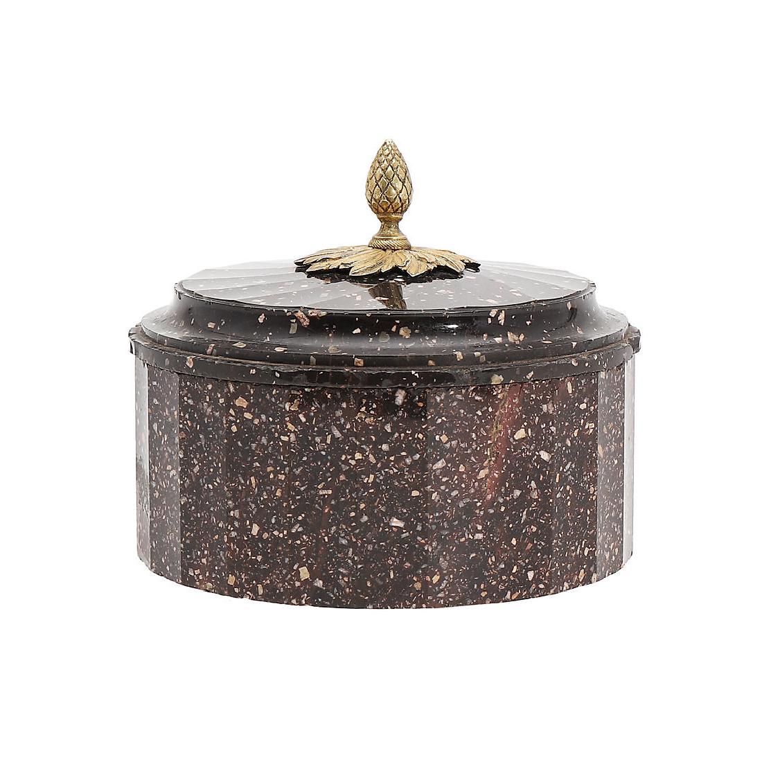 Louis XVI-style pot with lid in Swedish porphyry: 10.5x12.2 cm.