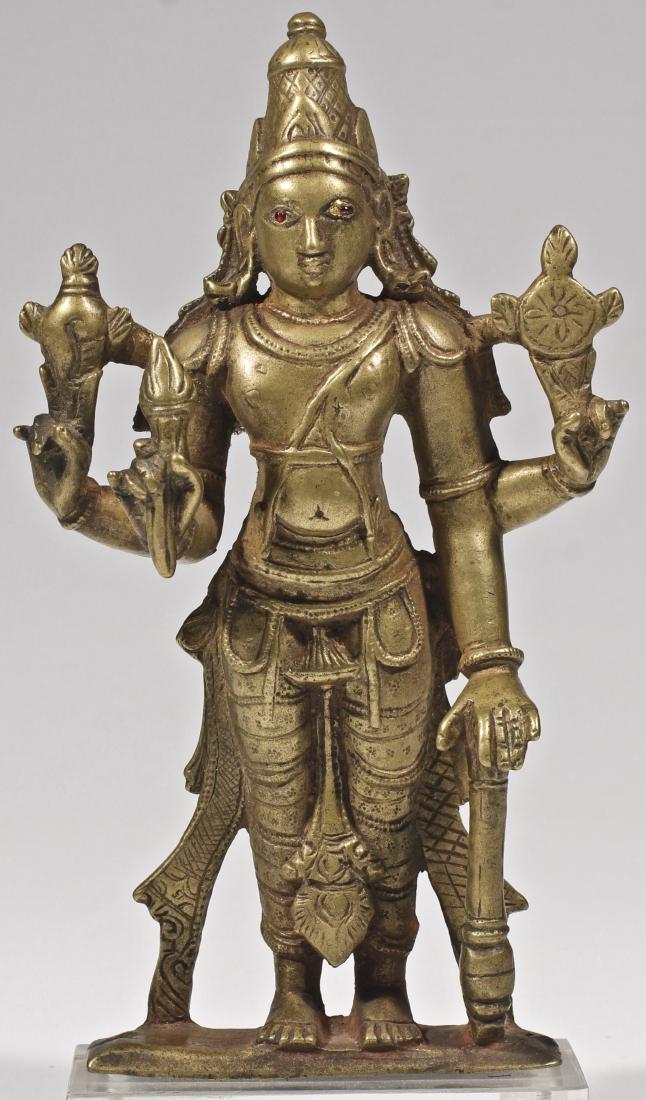 Vishnu: brass bronze India, 18th century Vishnu with 4 arms. His upper right holding the conch, the upper left the Chakra. his lower left rests on his mace, the right raised holding a lotus. H: 19 cm