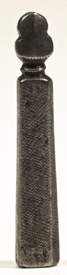 Seal: iron Tibet, 16th century Slim iron seal, sides decorated with strokes, bottom in form of a Gau with several letters, remains of red colour. H: 5,5 cm