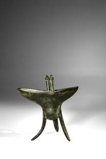 JUE IN ARCHAIC STYLE: Bronze with Inscription China , Jiajing Period , dated 1545 Dimensions: Height 13,5 cm Wide 8 cm Depth 13 cm Weight : 279 grams Jue vessel with three thin arched legs and Chinese inscription on