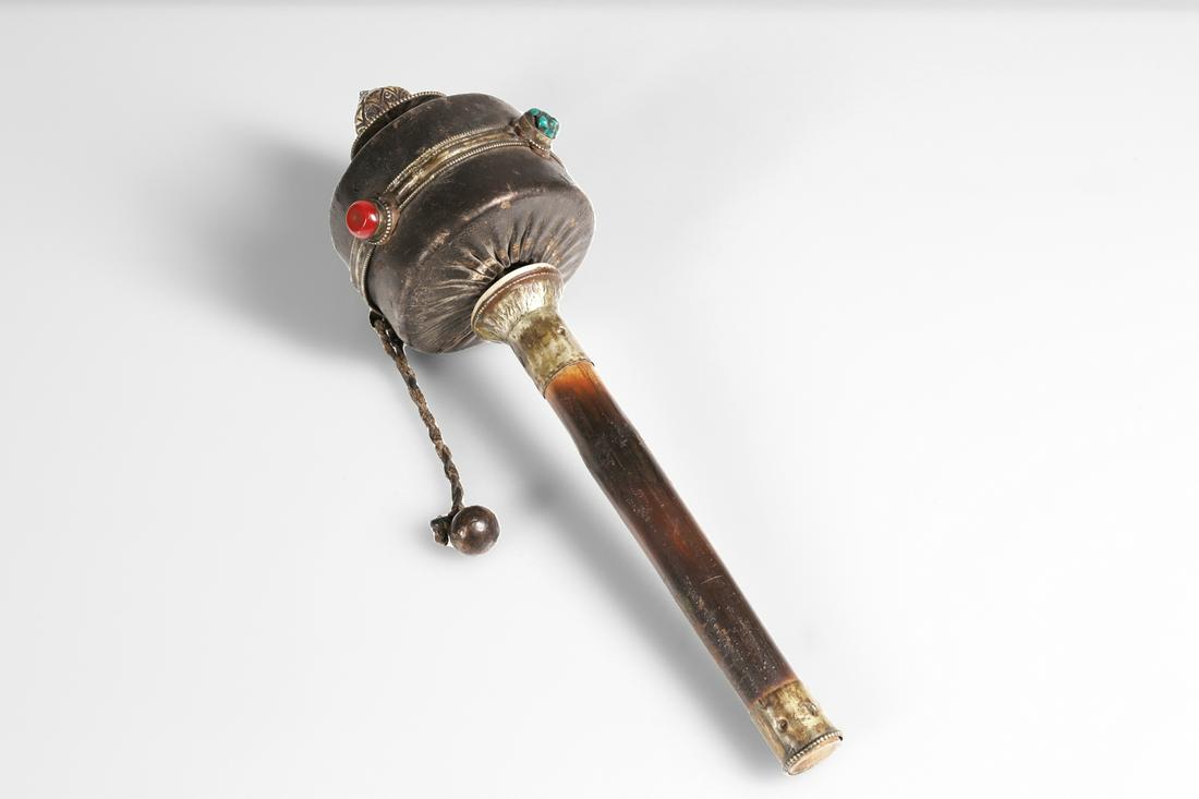 PRAYING WHEEL: Wood , Leather and Metal with turquoise China / Tibet , 18th century Dimensions: Height 37 cm Wide 11 cm Depth 11 cm Weight: 605 grams Prayer wheel with wooden stick. The rotating central spindle is d