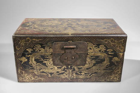 CHINESE CHEST: wood lacquered China , 19th century Dimensions: Height 22 cm Wide 45 cm Depth 25 cm Weight: 3857 grams Chest with lid with similar pattern on large sides. The background pattern consists of