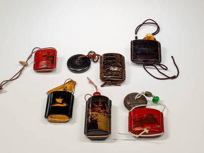 GROUP OF SIX INROS: wood and Lacquer Japan Meiji Period ( 1868 - 1912 ) Dimensions: Height 5 cm to 7 cm Weight: 283 grams Collection of six inro, a case for storing small objects and suspended from the sash when wearing