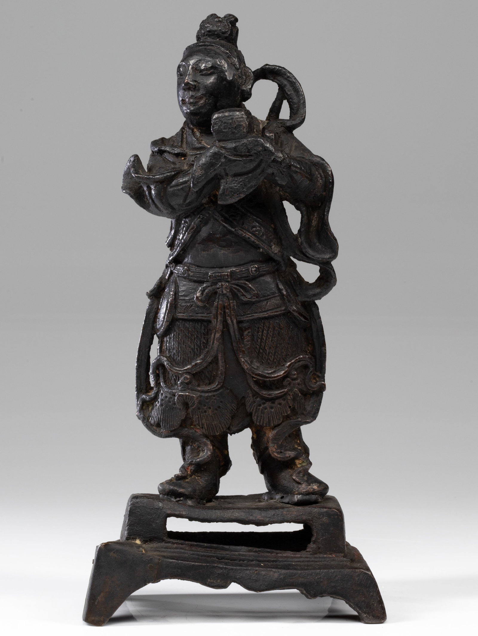 STANDING WARRIOR: Bronze China , 18th century Qing Dynasty Dimensions: Height 28 cm Width 12 cm Depth 7 cm Weight: 1828 grams Chinese warrior standing on a two-stepped base with feet wearing armored with decorative ban