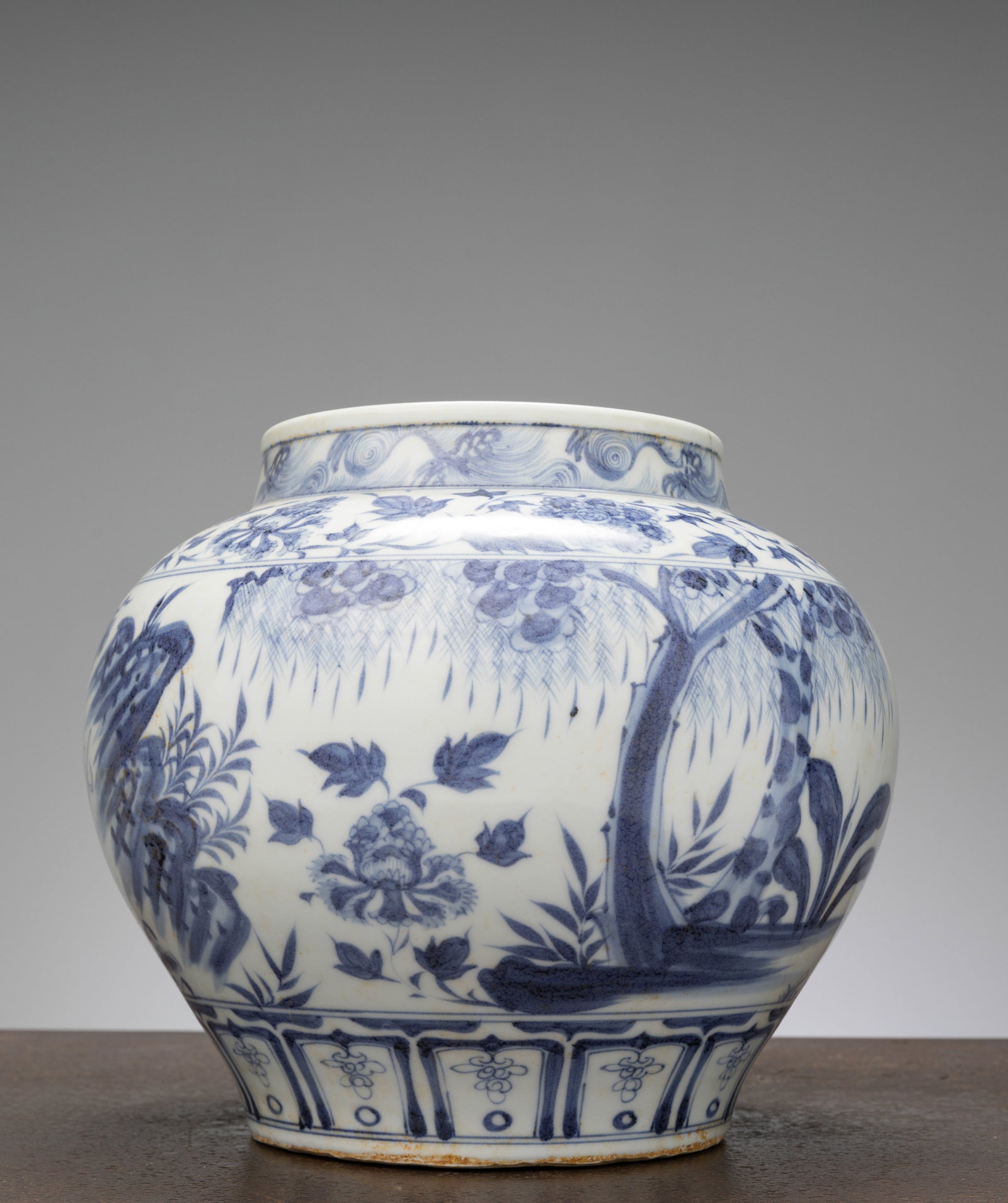A BLUE AND WHITE PORCELAIN JAR, CHINA, LATE MING DYNASTY, 16TH–EARLY 17TH CENTURY (1 of 5)
