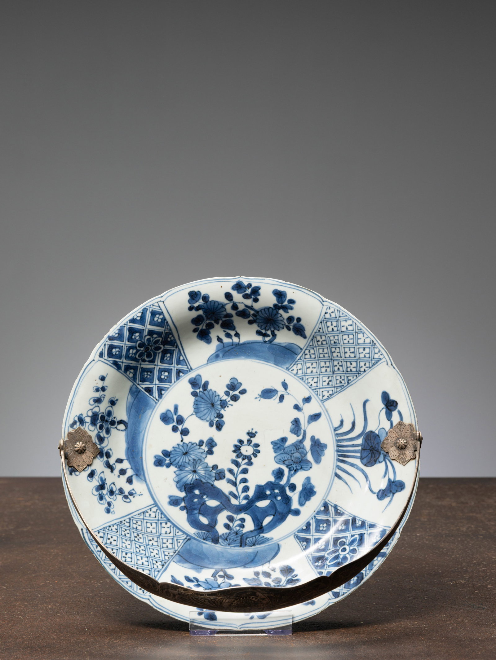 (R) A RARE BLUE AND WHITE DISH KANGXI, CHINA, 1700 (1 of 3)