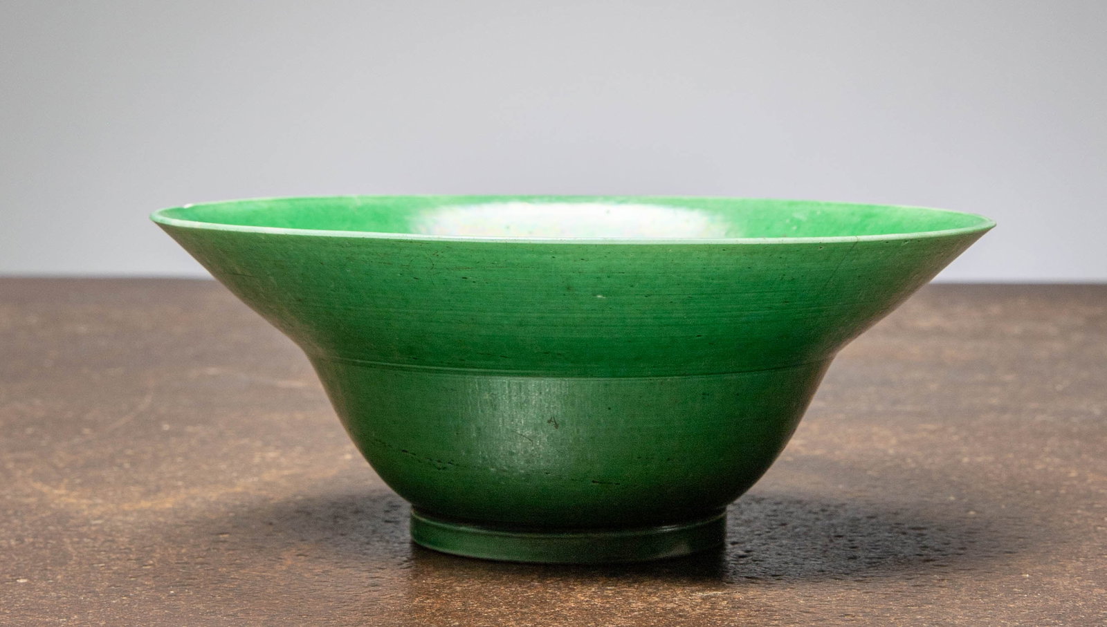 (R) A CHINESE GREEN GLAZED BOWL, KANGXI (1662–1722) (1 of 2)