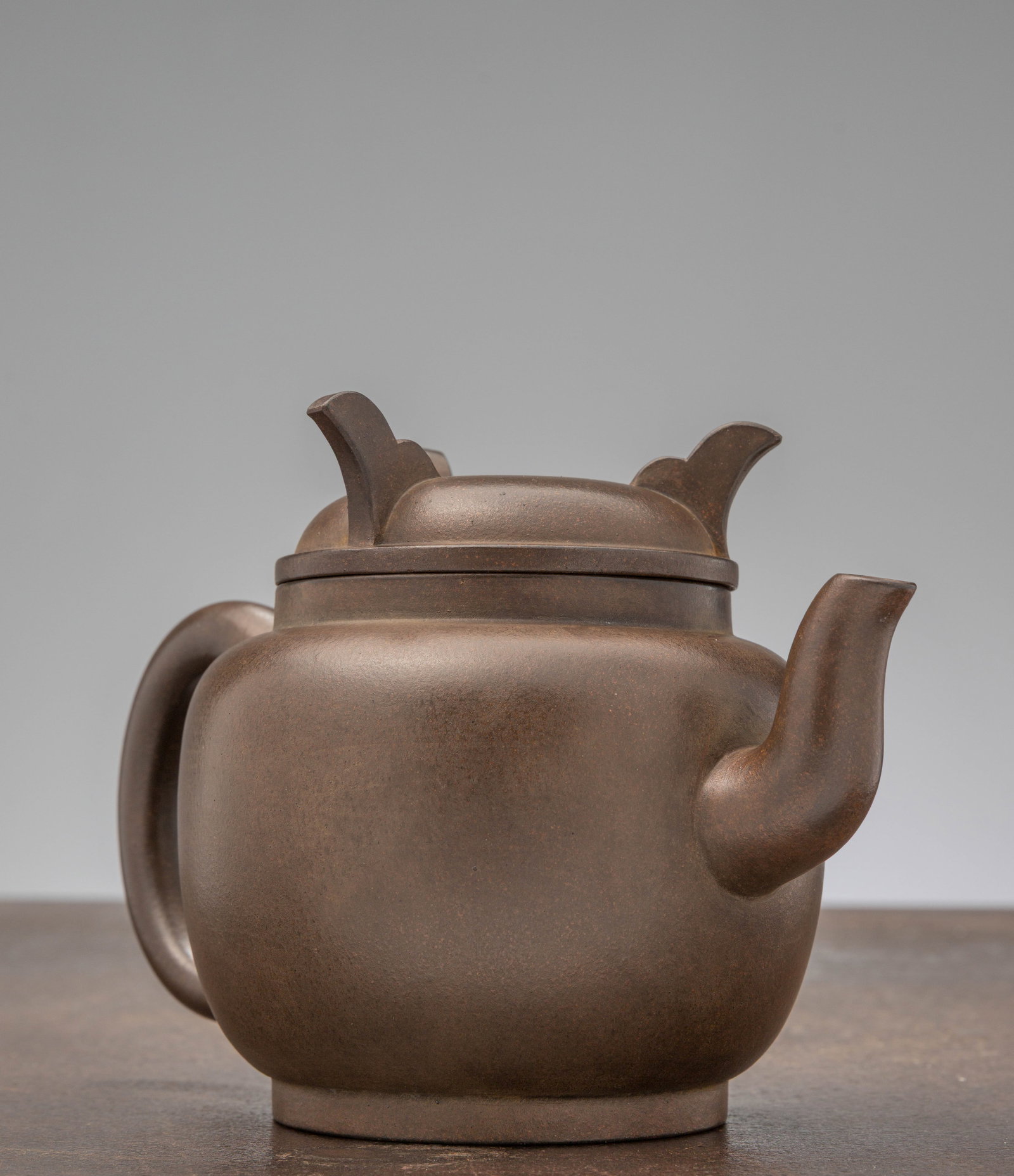 A PURPLE CLAY TEAPOT MARKED BY "DA BIN" CHINA LATE MING DYNASTY (1 of 5)