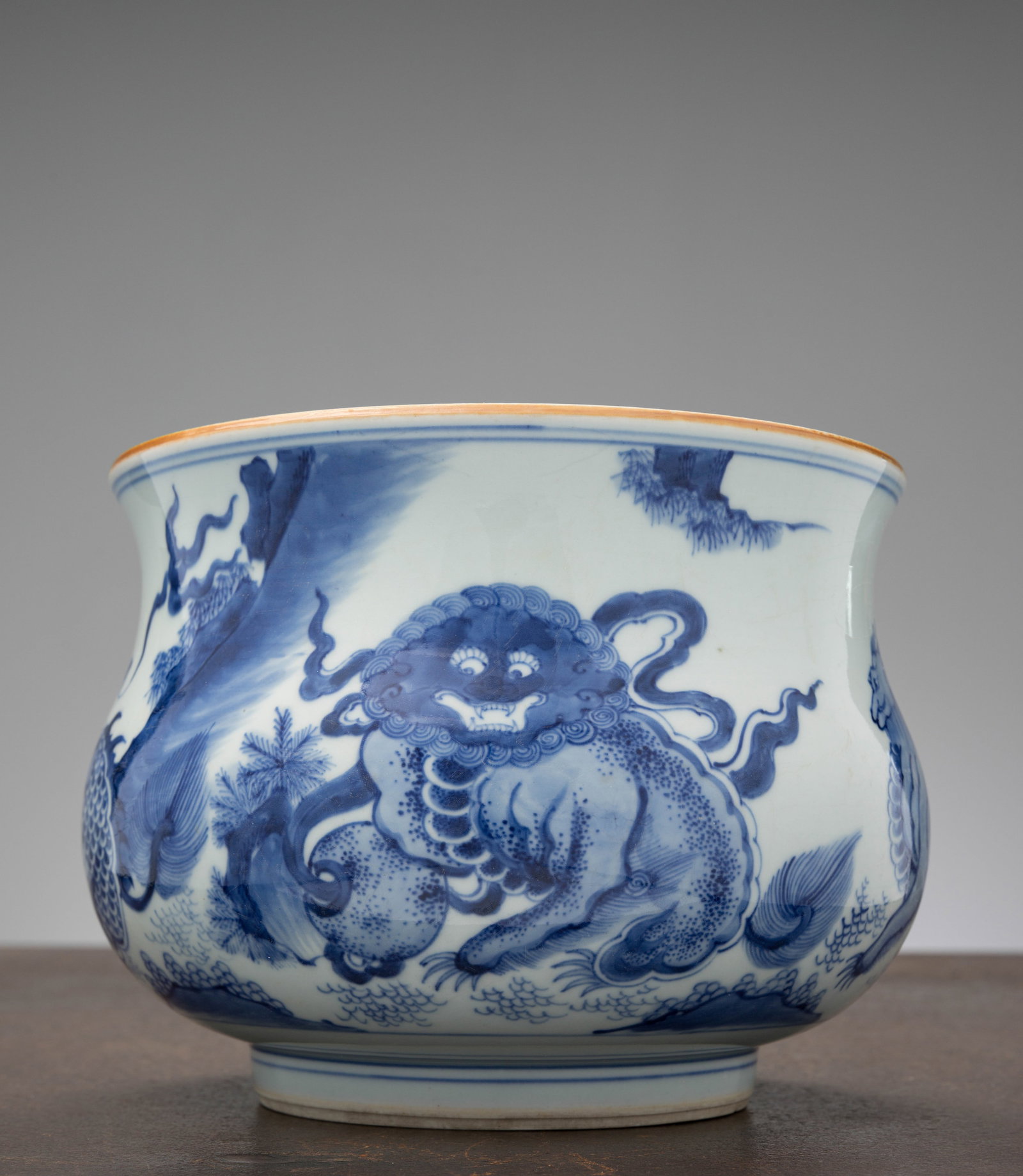 A BLUE AND WHITE PORCELAIN JAR WITH MYTHICAL BEASTS, CHINA, LATE MING DYNASTY (1 of 4)