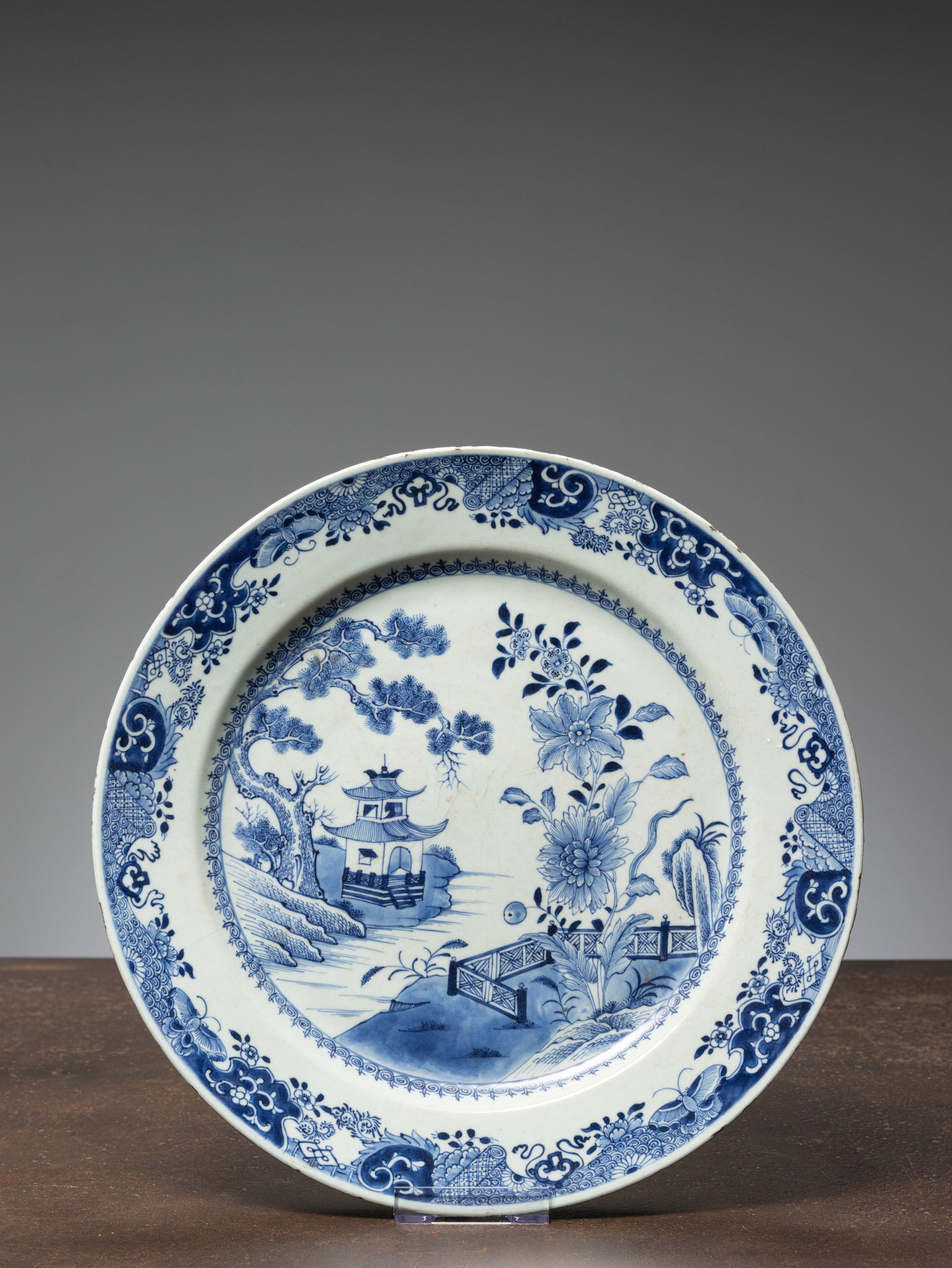 (R) A RARE BLUE AND WHITE DISH, CHINA, KANGXI PERIOD, 1700 (1 of 3)