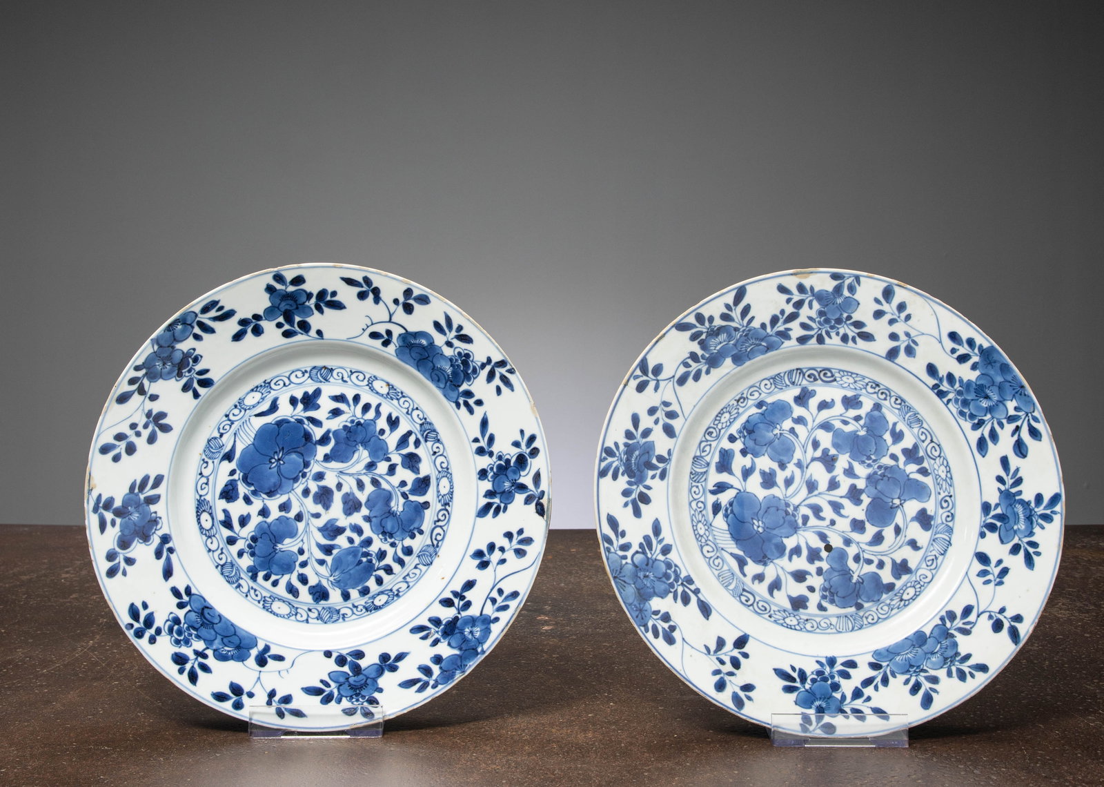 (R) A PAIR BLUE AND WHITE PORCELAIN PLATES, CHINA, KANGXI , 1700 (1 of 2)