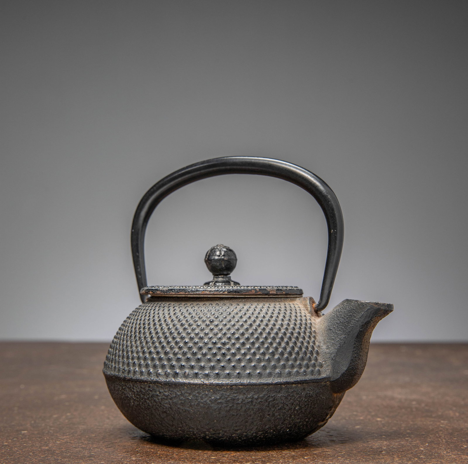 (R) A JAPANESE CAST-IRON TEAPOT (TETSUBIN) SHOWA PERIOD 20TH CENTURY (1 of 3)