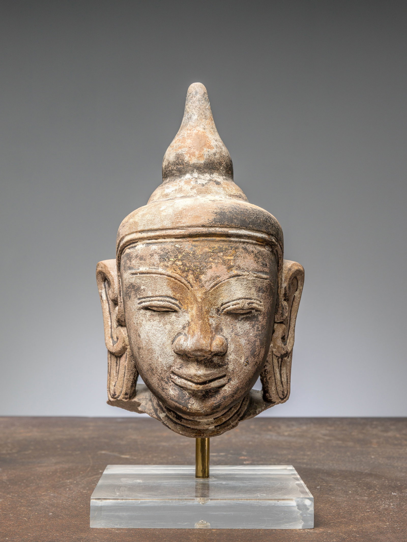 (R) A HEAD OF A BUDDHA, RED SANDSTONE, BIRMA MANDALAY 1850: Dimensions: Height 33 cm Wide 20 cm Depth 16 cm without base Weight 7771 grams with base Carved red sandstone head of the Buddha, depicted with a calm and benevolent expression, the gently smi