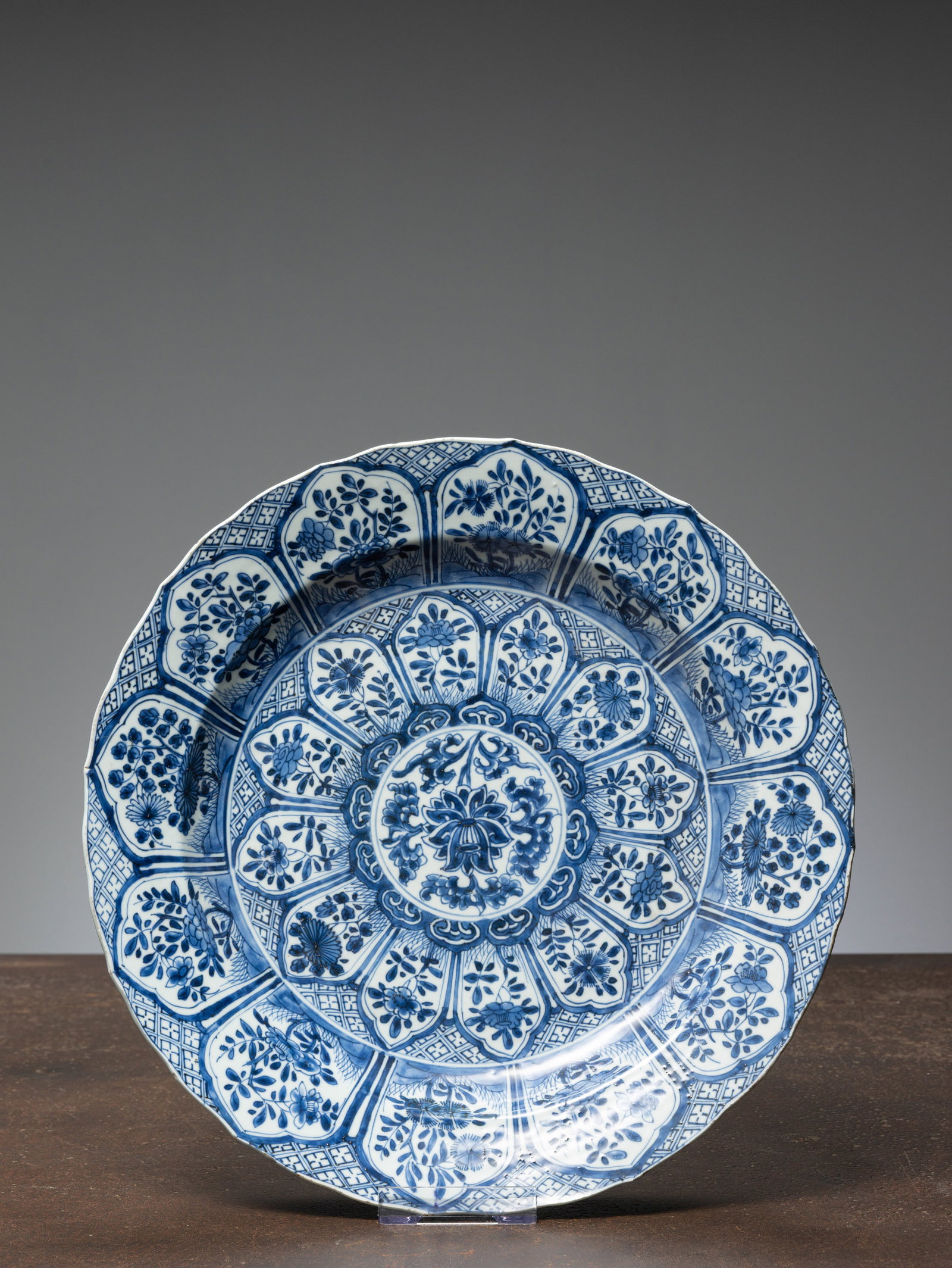 (R) A CHINESE BLUE&WHITE EXPORT DISH, CHINA 18TH CENTURY WITH KANGXI MARK (1 of 3)