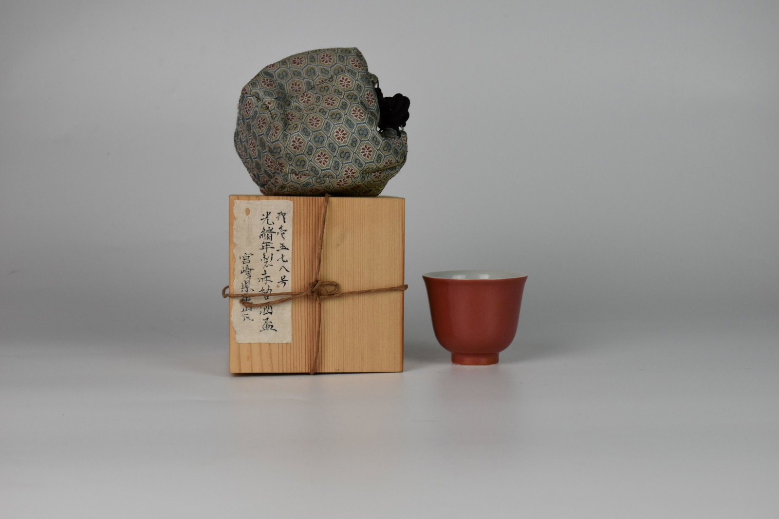The Guan Kiln Carmin-Glazed Cup: Heightï¼š5.3cm Diameterï¼š6.3cm Bottom Diameterï¼š2.9cm Weightï¼š50g