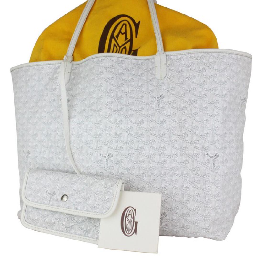 Goyard Handbag St Louis GM White Chevron Tote: Goyard Chevron St Louis GM White Tote Bag Brand : Goyard Serial : SUT020114 Condition : Mint, Like Brand New SIze : 15.25" x 12.25" x 7.5" Inch (Legth x Height x Depth) Come With : Goyard Dust Bag Gua