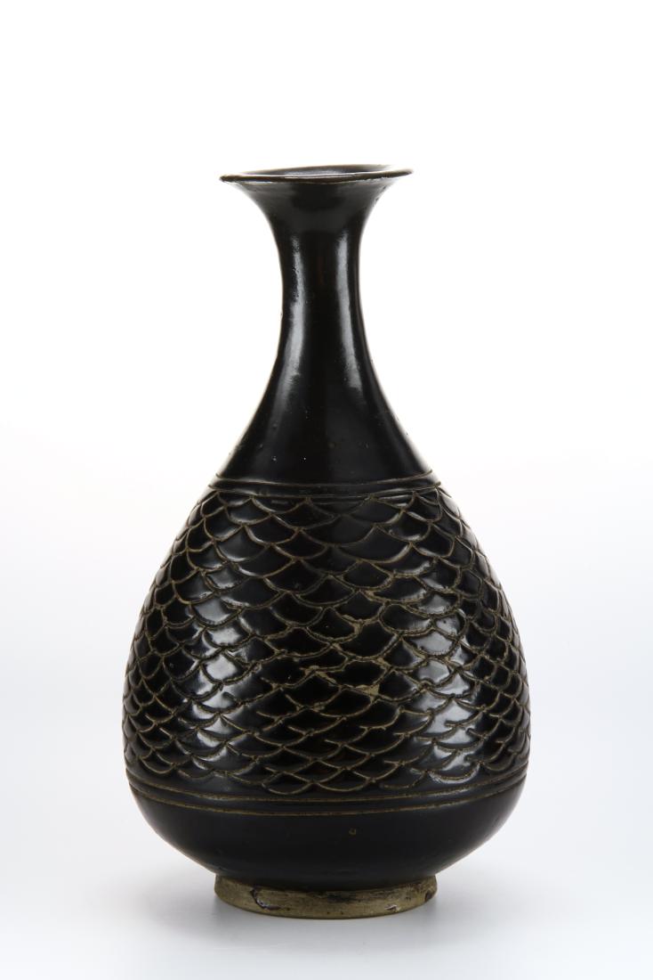 A Cizhou Carved 'Sgraffiato' Yuhuchuan Vase (1 of 8)