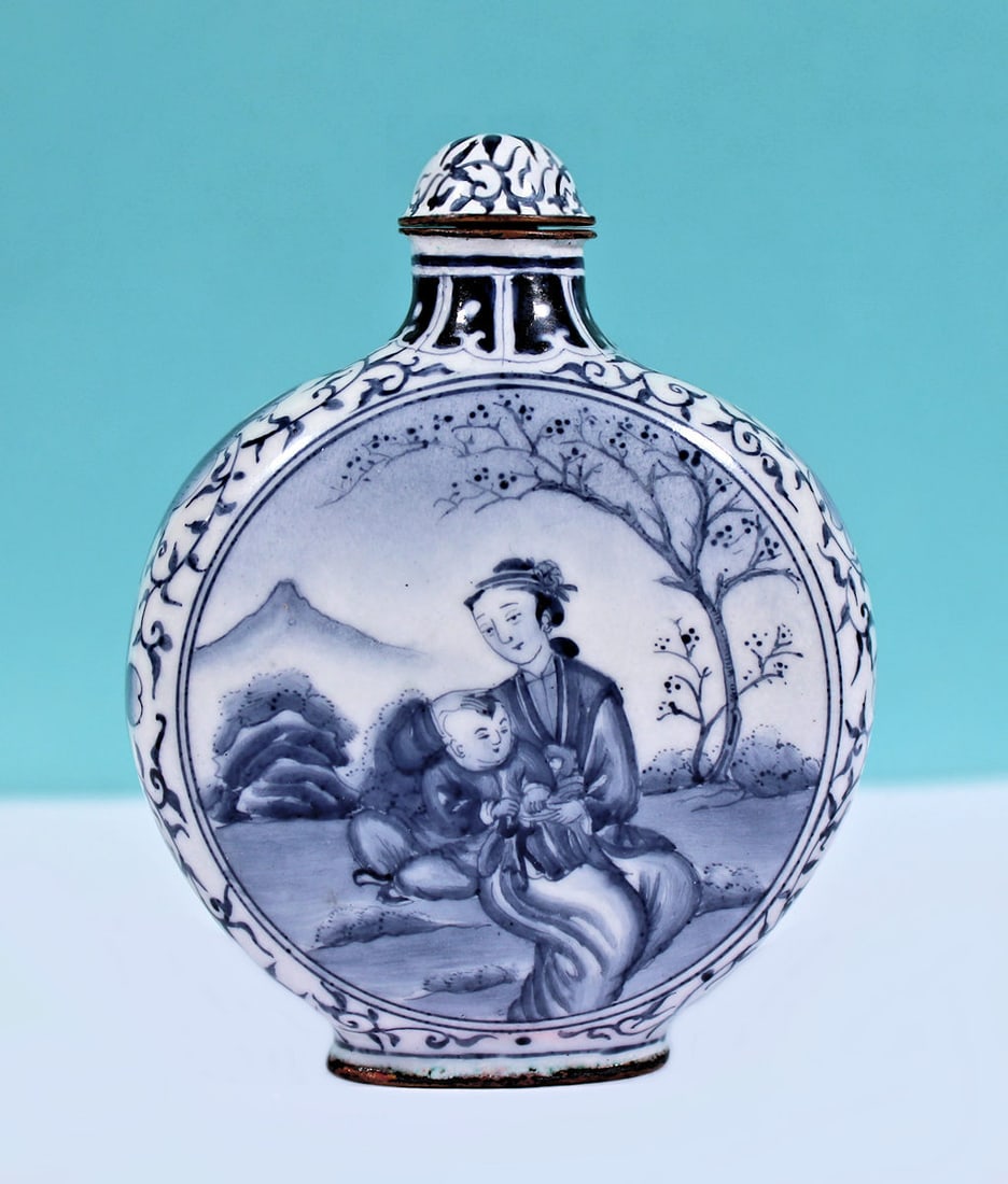 ANTIQUE SNUFF BOTTLE / BLUE AND WHITE COPPER ENAMEL QING REPUBLIC OF CHINA: RARE CIRCA 1850-1900 3" Inch Qing Dynasty / Blue and White Copper Enamel Export Snuff Bottle. In immaculate condition. The enamel is preserved excellently. It shows smooth surface throughout without a