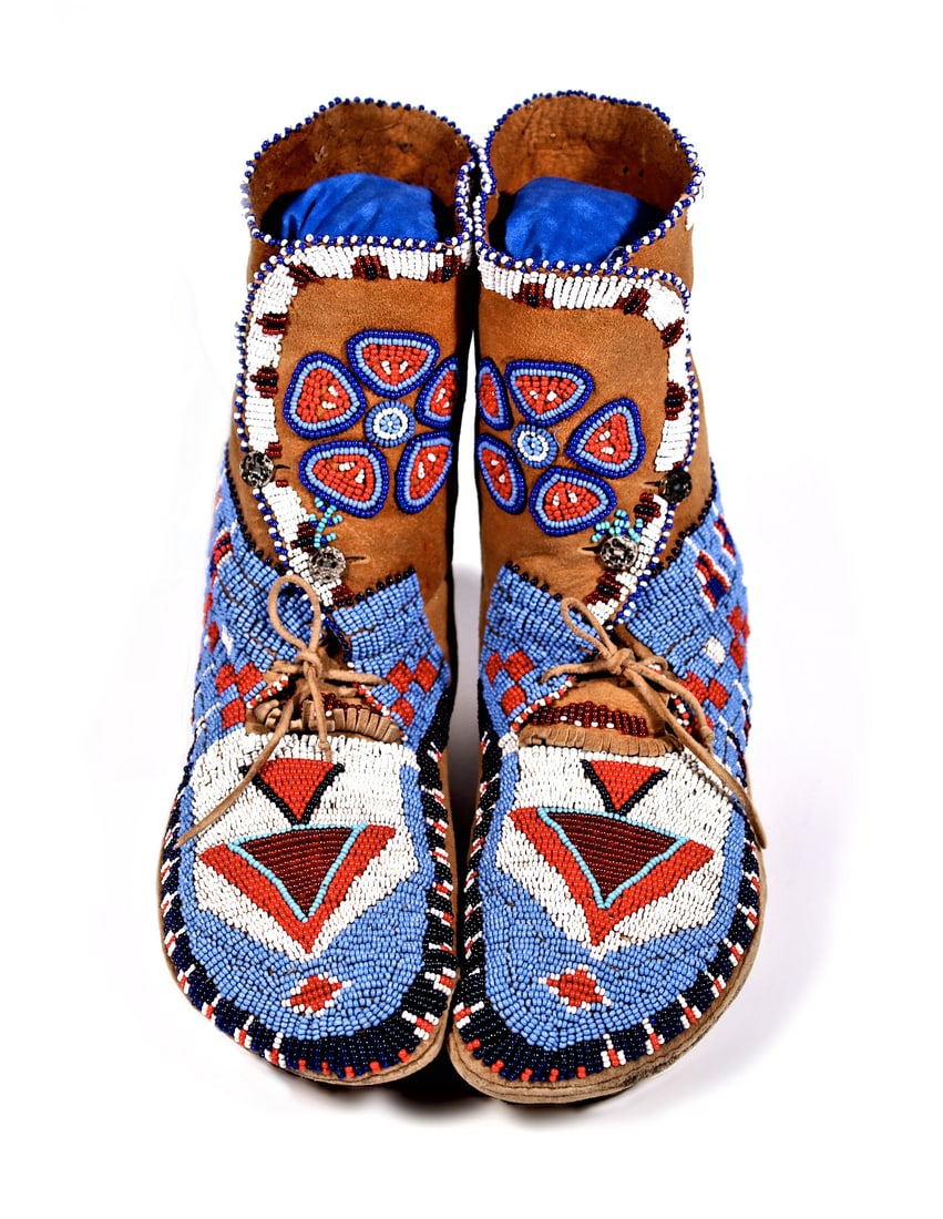 EXCEPTIONAL NATIVE AMERICAN BEADED BOOTS CIRCA 1900'S: An exquisite pair of Native American Moccasins, in excellent condition!Circa Early 1900's .Size 10L" x 9H" x 3.5W" Inches. All items ship from USA.There are no import charges for US customers.We offer