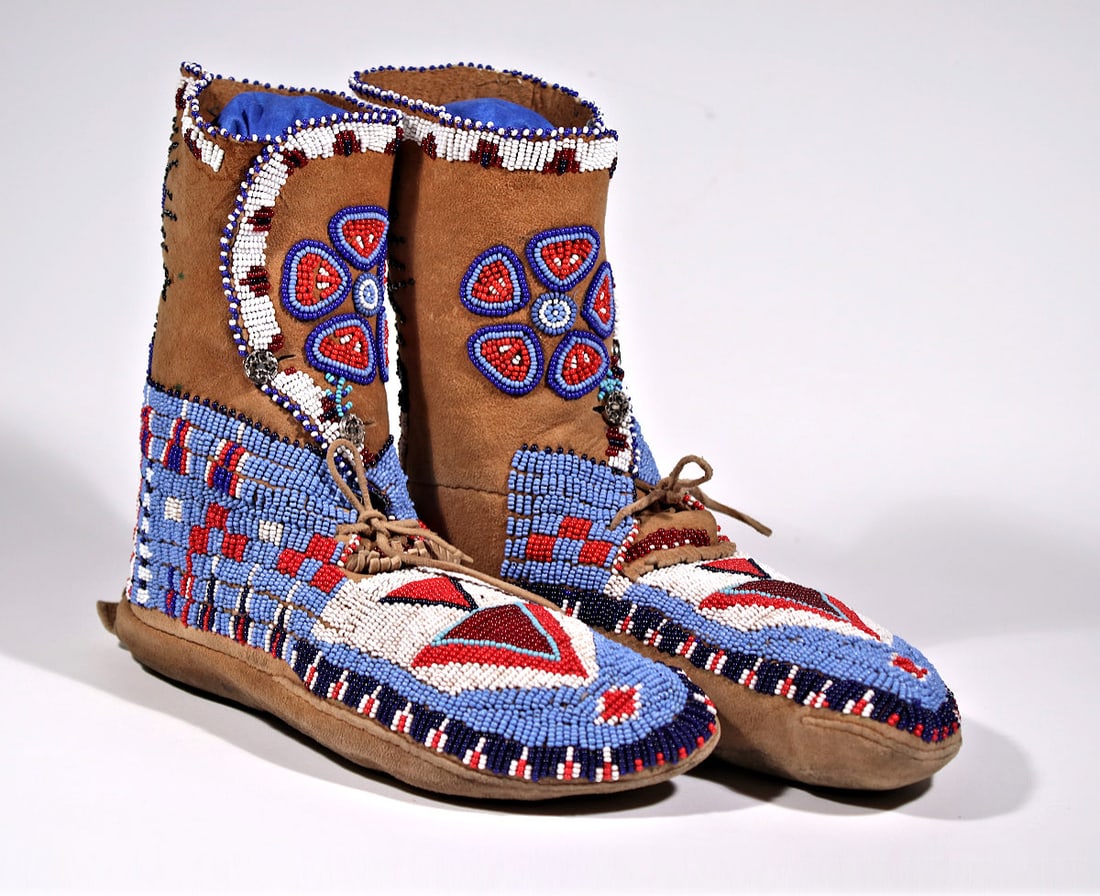 EXCEPTIONAL NATIVE AMERICAN BEADED BOOTS CIRCA 1900'S - 2