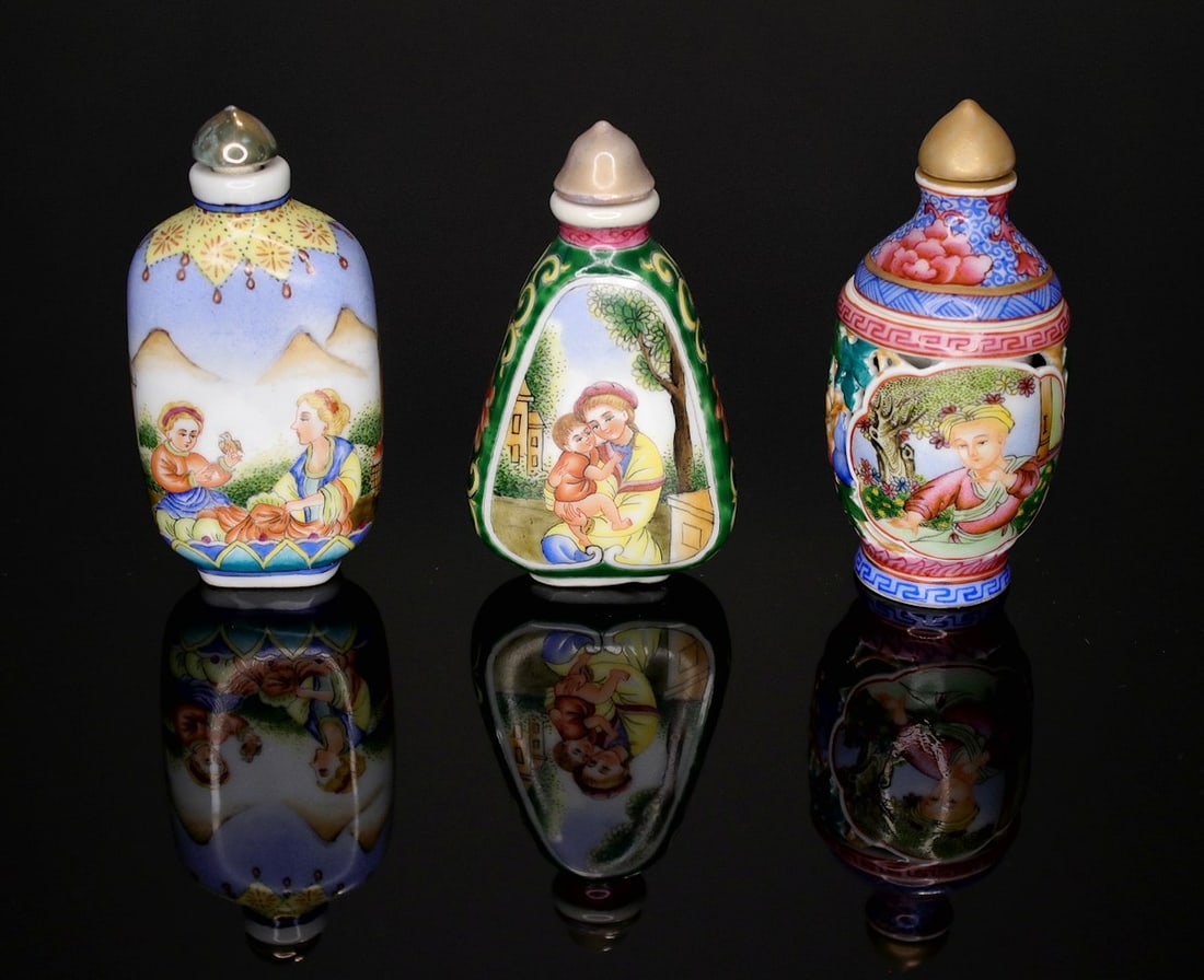 HAND PAINTED PORECELAIN SNUFF BOTTLE LOT / QING / REPUBLIC PERIOD: RARE CIRCA 1850-1900 3" Inch Qing Dynasty set of fine fammile verte famille rose lot of snuff bottles. in very good condition. The Bottles feature beautifully painted portraits and scenes of ladies. E
