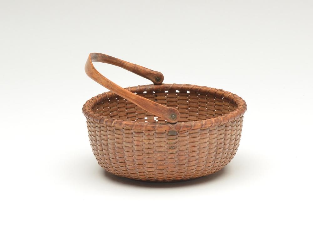 Swing handle Nantucket basket. (1 of 2)
