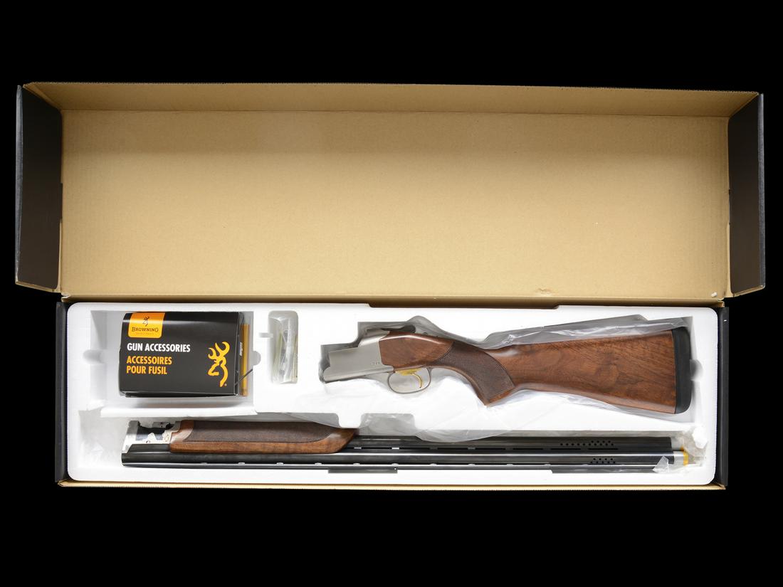BROWNING CITORI MODEL 725 12 GAUGE TARGET GUN WITH FACTORY BOX: SN. 16080ZT131. Made with 30" ported bbls, 3" chambers, that have low profile matted top rib with white mid and front bead. Bbls with Invector DS choke tube system. Forearm checkered on sides with une