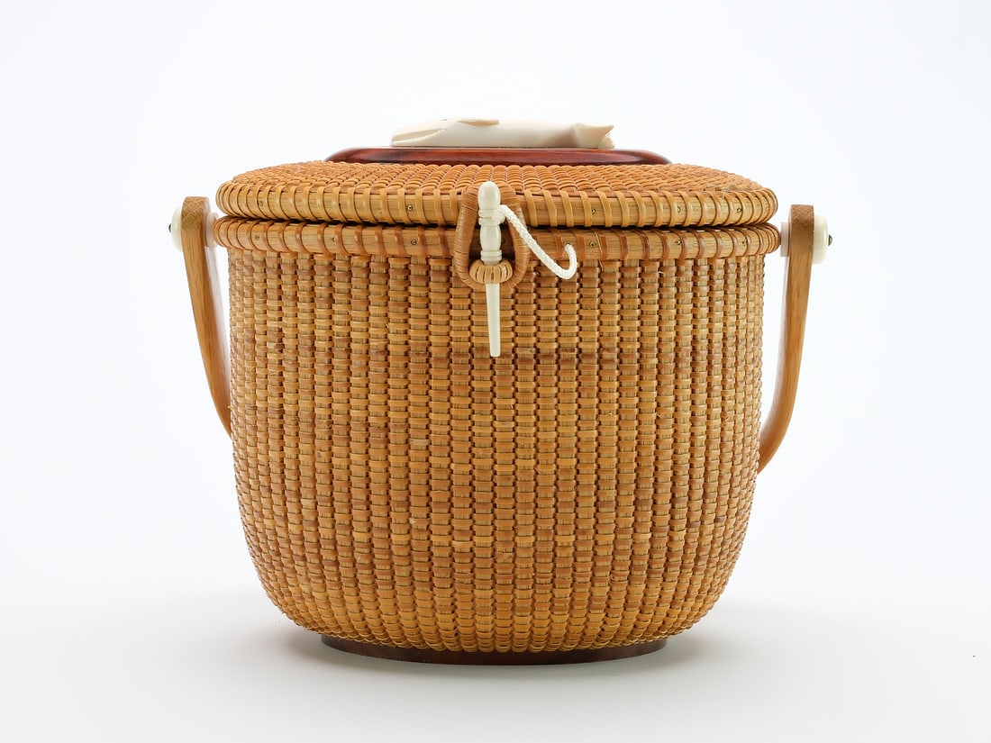 Nantucket swing handle friendship basket. (1 of 4)