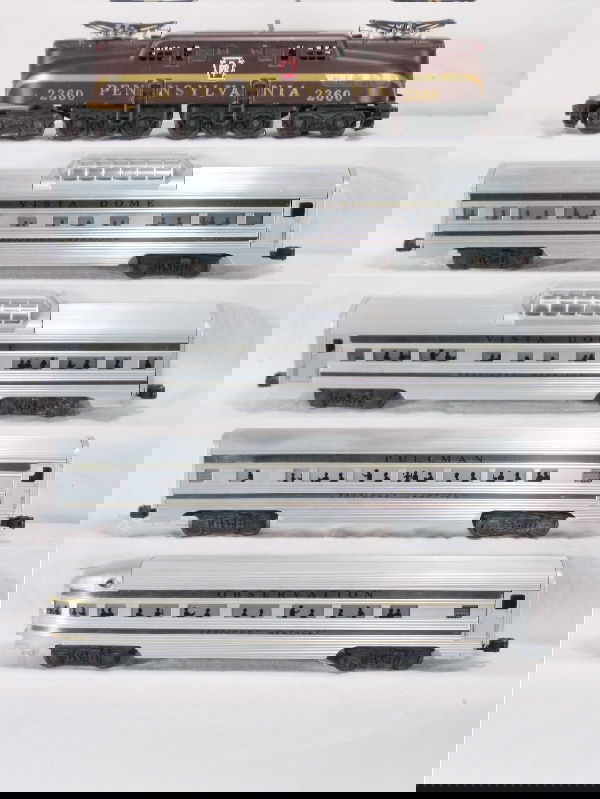 NETTE - Nice LIONEL 2360 Presidential Set: 2360 PRR GG1 Loco; single stripe, even vents, strong decals, serviced and ready to go!; 2 #2522 Harrison Vista-Domes, obs worn; 2523 Garfield Coach, minor roughness on roof; 2521 McKinley Obsv., Super