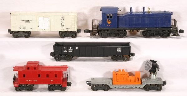 NETTE - 5 Pc. LIONEL Freight Set: 621 JC NW-2 Switcher, hairline screw crack; 6472 Reefer, replaced doors; 6462 Gondola; 3620 Searchlight, replaced fixture, missing brakewheel; 6017 Caboose, C5+