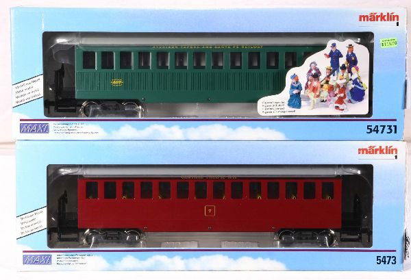 NETTE - MARKLIN Maxi 2 Pass. Cars: G Ga; 54731 AT&SF Coach; 5473 Central Pacific RR Coach, both metal bodies, Unrun, ob w/insert, C9